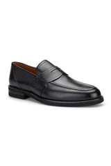 Loafer auf einem eleganten Schreibtisch, ideal für Business-Umgebungen