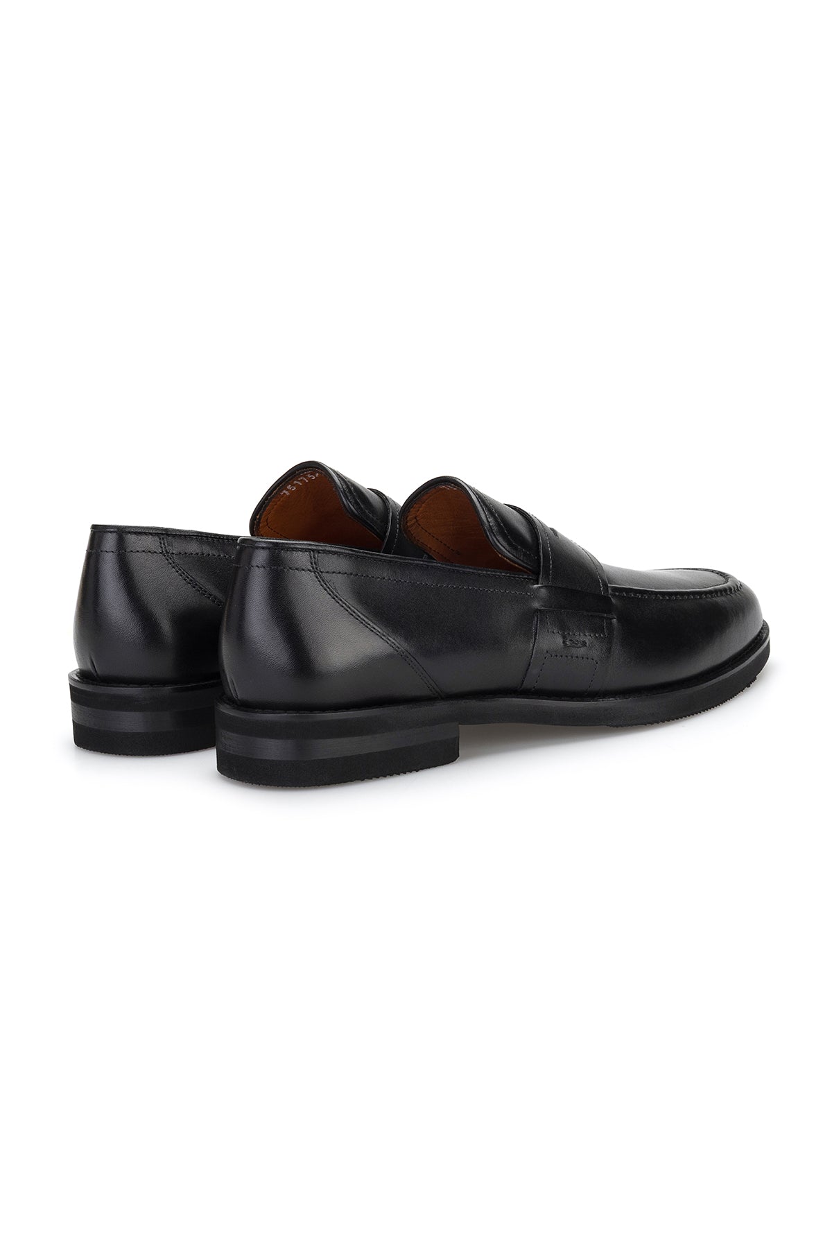 Mann trägt den schwarzen Loafer in einer modernen Arbeitsumgebung