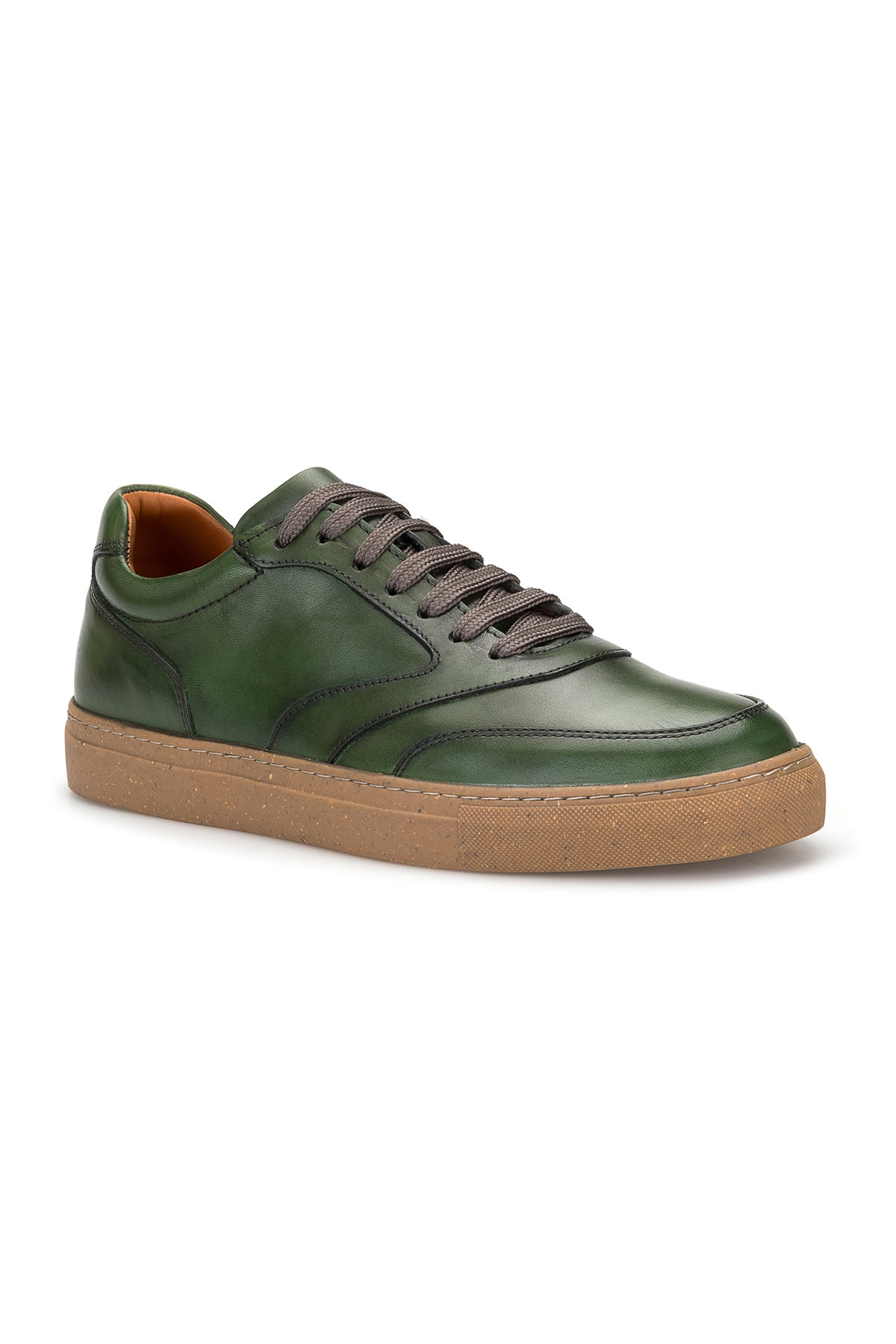 Seitliche Ansicht des Sneakers, die weiche Lederoberfläche zeigt.