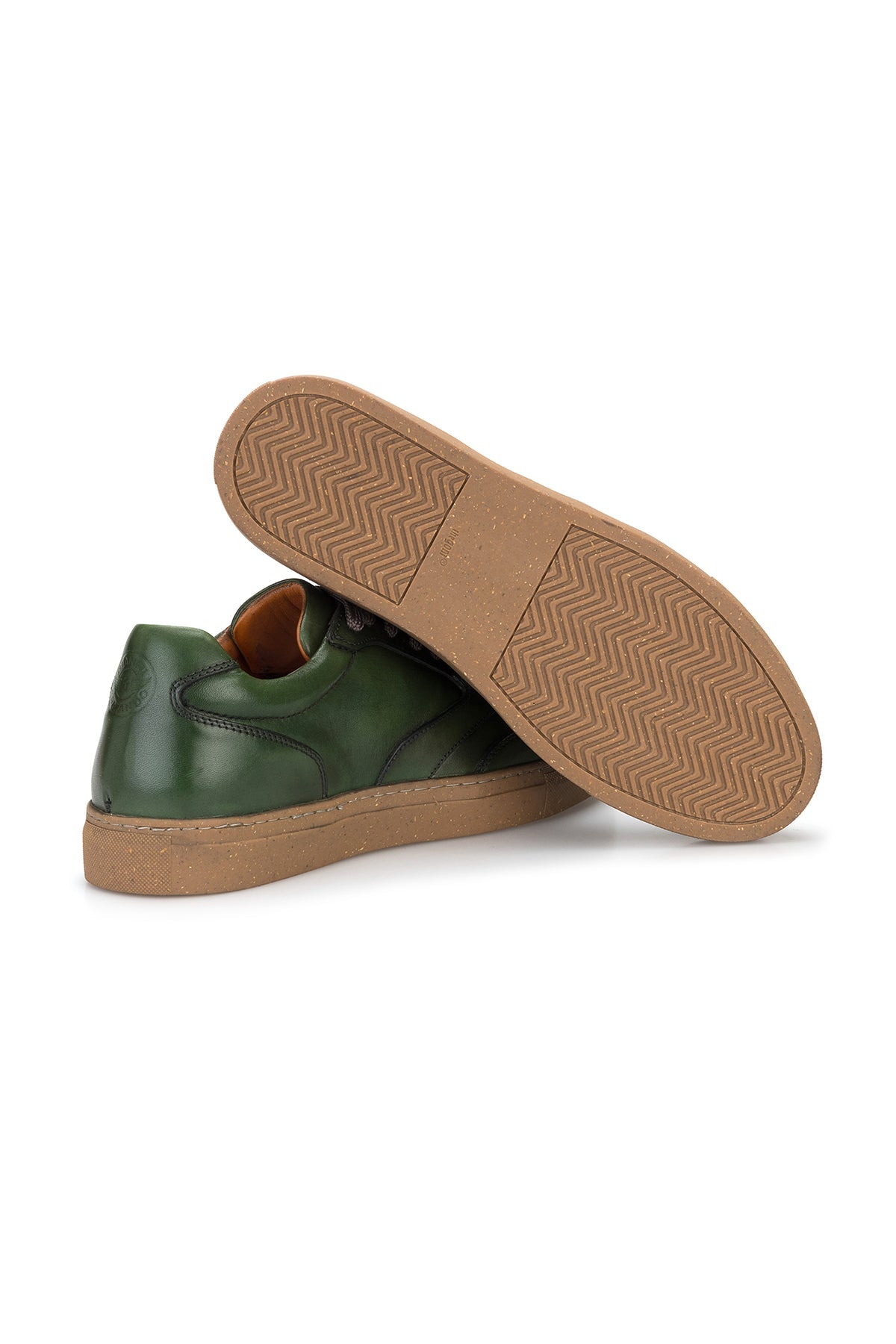 Verschluss mit Schnürung, die dem Sneaker ein klassisches Design verleiht