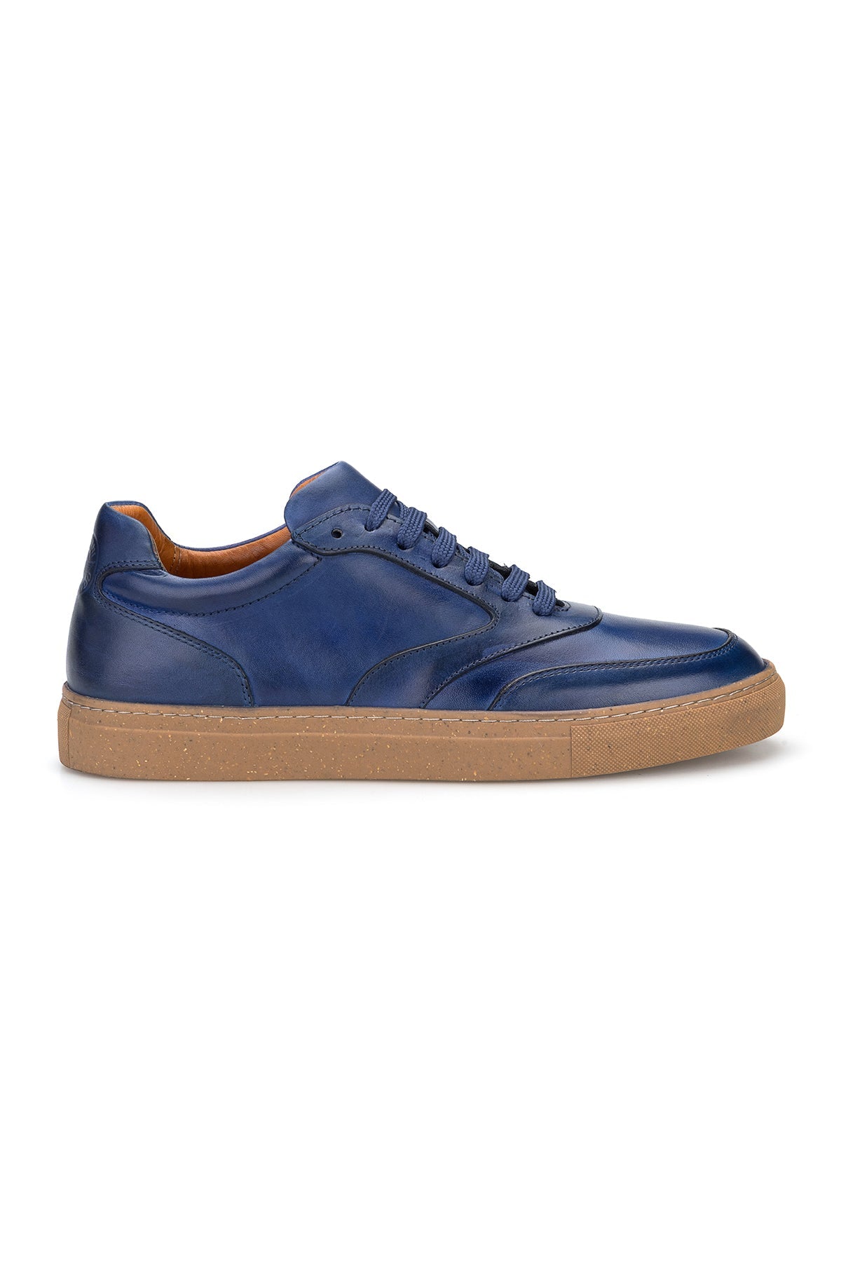 Seitliche Perspektive des blauen Soft‑Leder‑Sneakers, Schnürschlaufen sichtbar