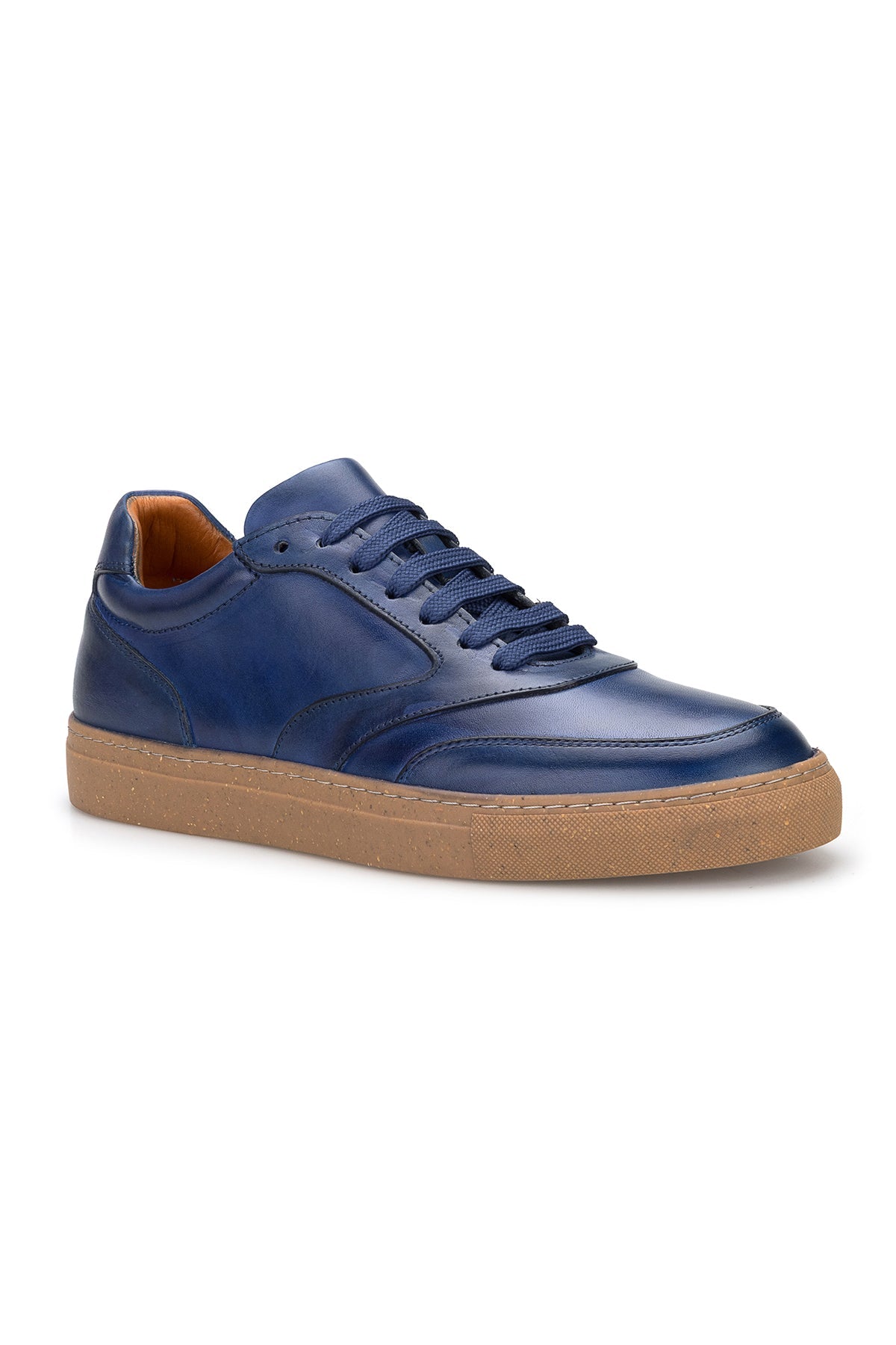 Vorderansicht des Herren‑Sneakers, runde Schuhspitze aus Soft Leder