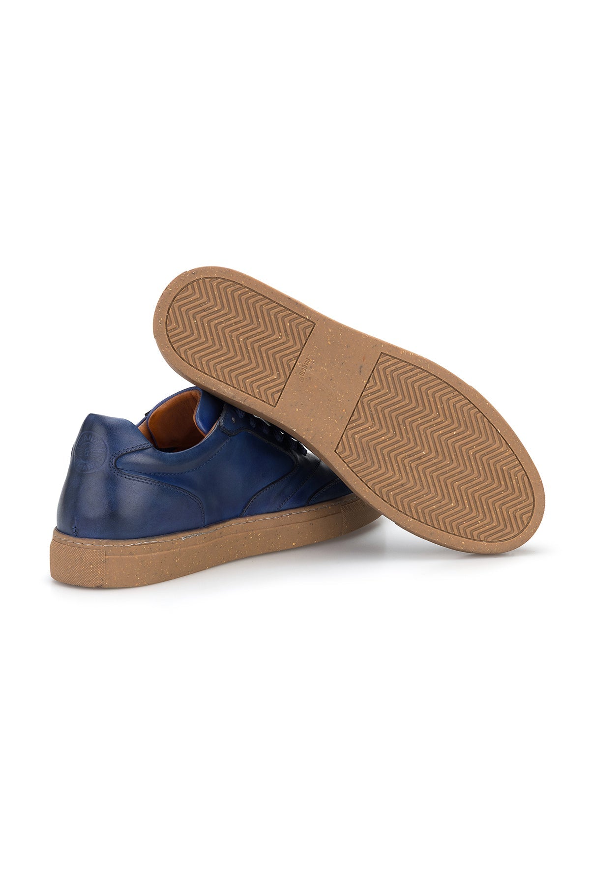 Modeller in Herrenbekleidung, trägt die blauen Soft‑Leder‑Sneakers