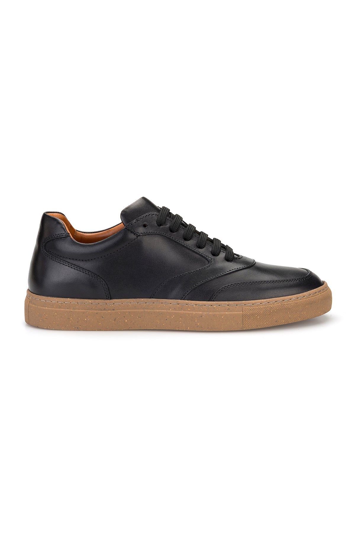 Vollständiges Bild des schwarzen Sneakers, Vorderansicht, handgefertigte Details
