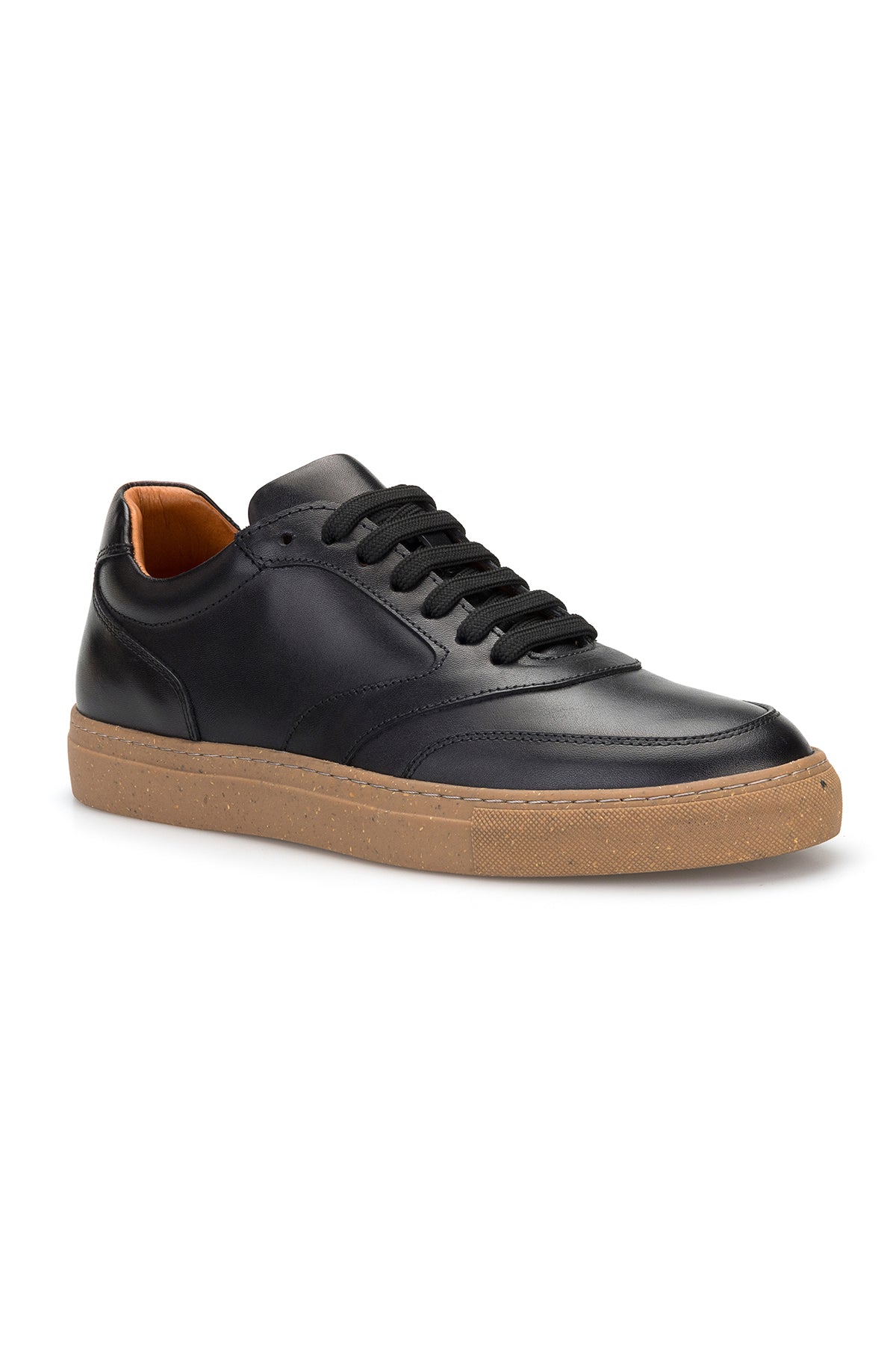 Sneaker in Schwarz, Fokus auf die Decksohle aus Leder und das elegante Design