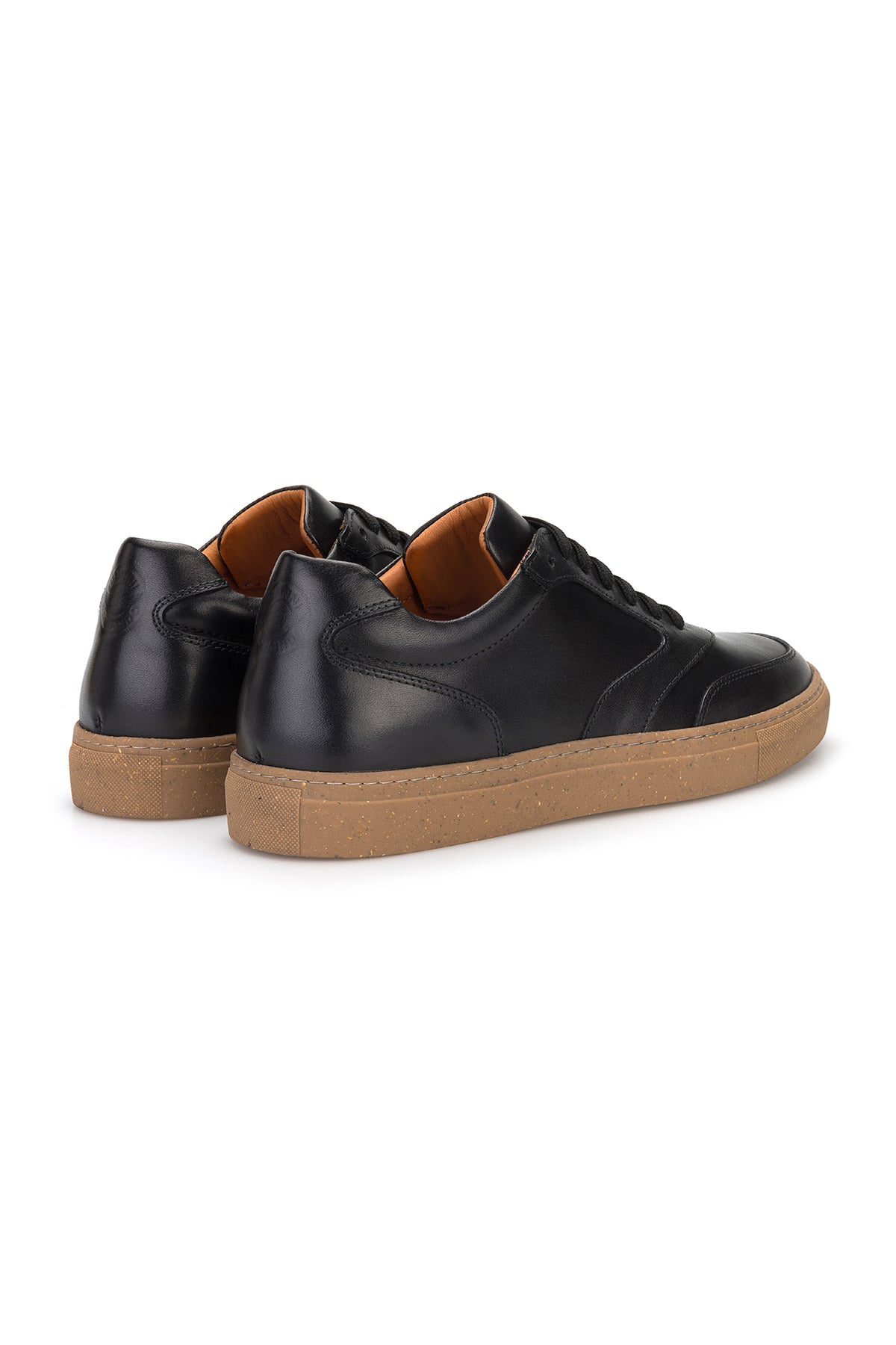 Schwarzes Sneaker-Modell, seitliche Ansicht, betont die runde Schuhspitze