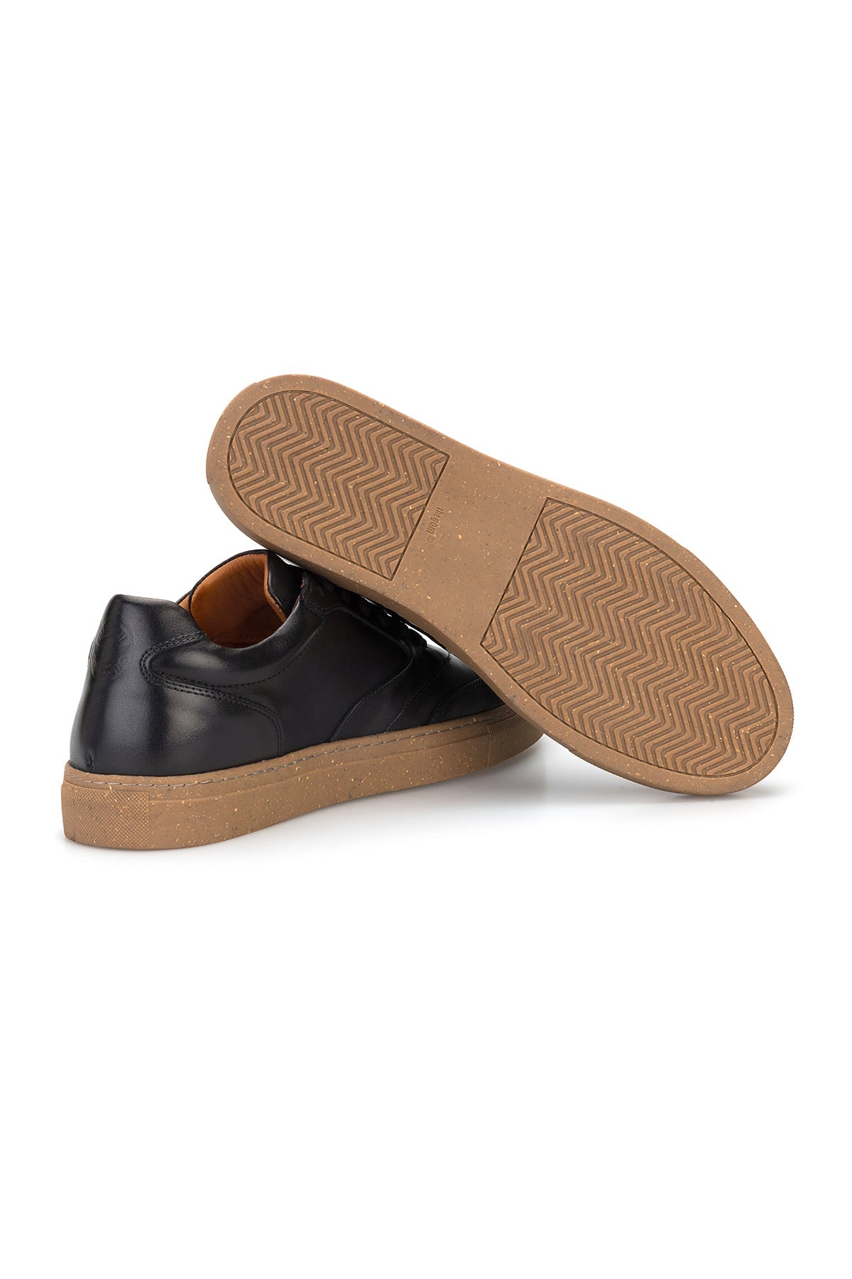 Detailaufnahme der Kauchuk-Rubber-Laufsohle des schwarzen Sneakers