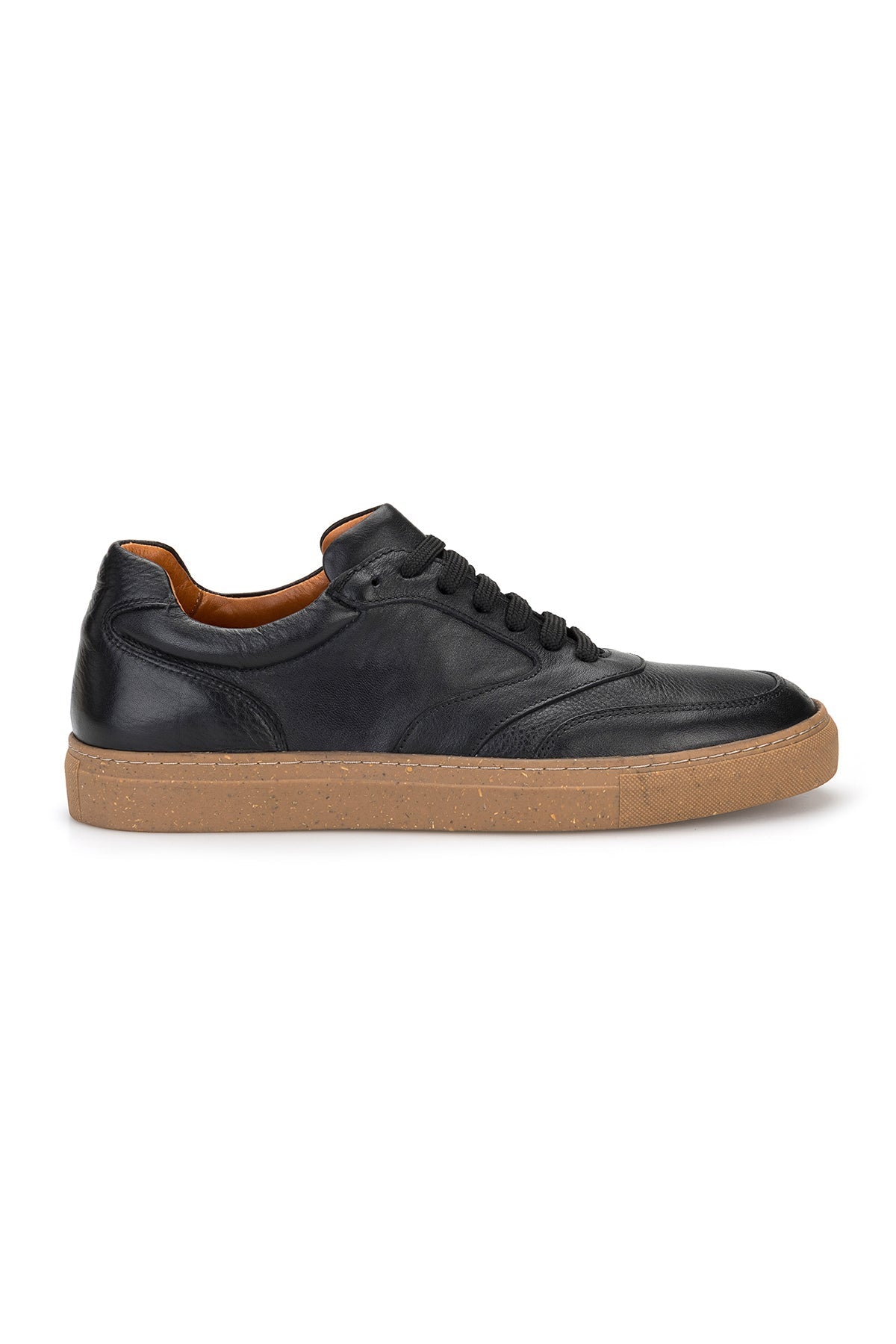 Sneaker in Schwarz, Blick auf die Kauchuk-Rubber-Laufsohle