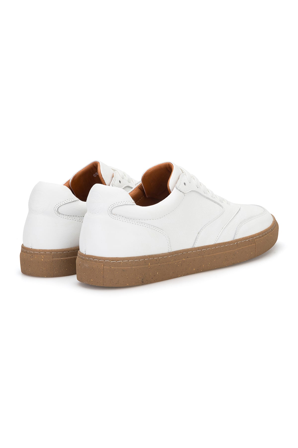Mann trägt den weißen Designer Sneaker im urbanen Umfeld