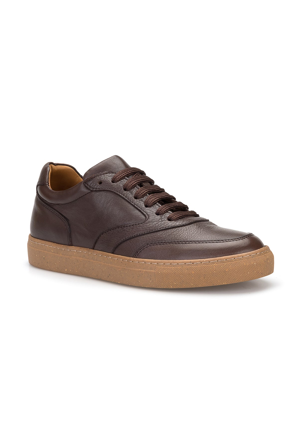 Rückansicht des Sneakers, zeigt das handgefertigte Design.