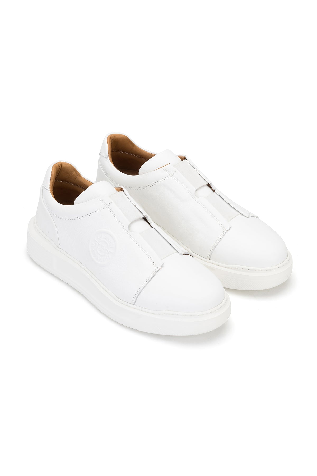Vue de face du sneaker designer blanc en cuir de vachette souple – silhouette élégante et détails raffinés