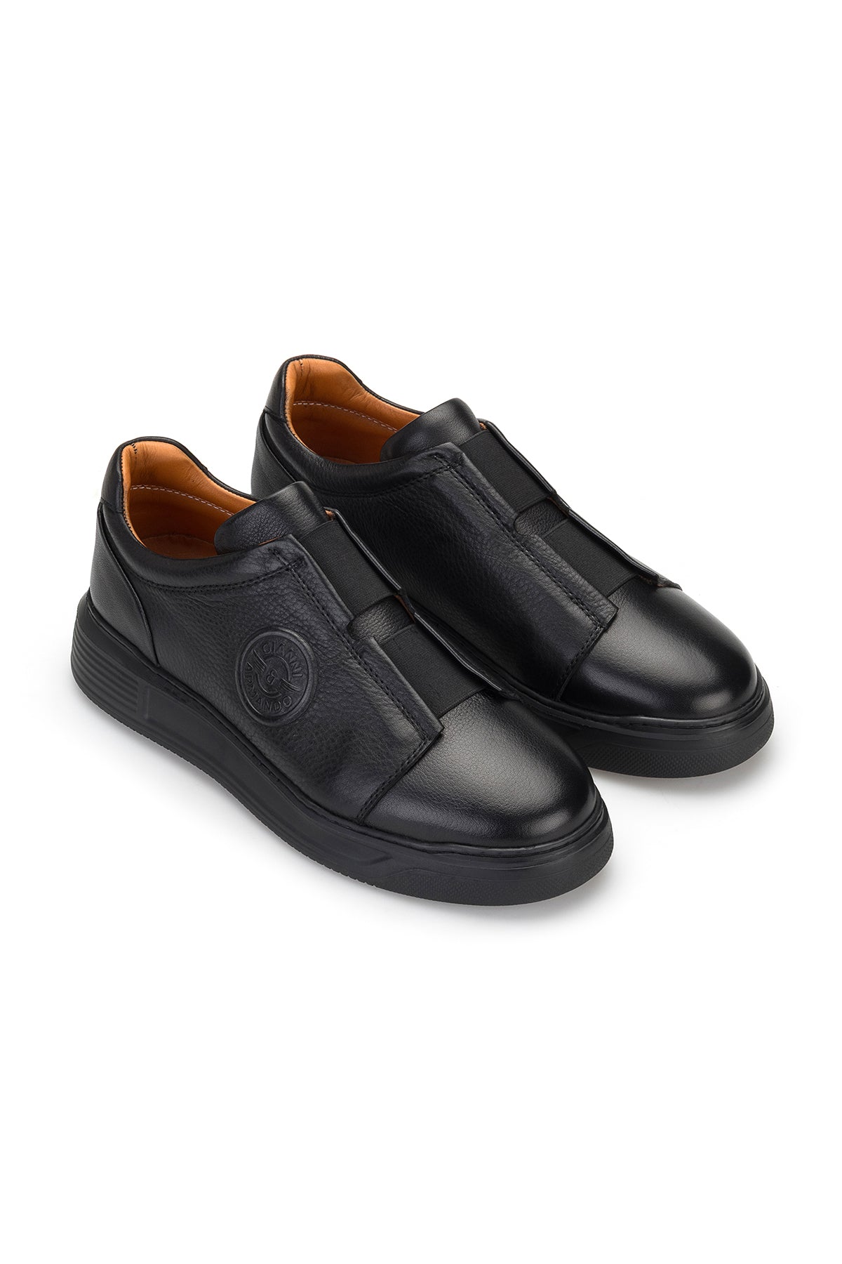 Vue de face de la sneaker noire pour homme en cuir de vachette souple – silhouette élégante.