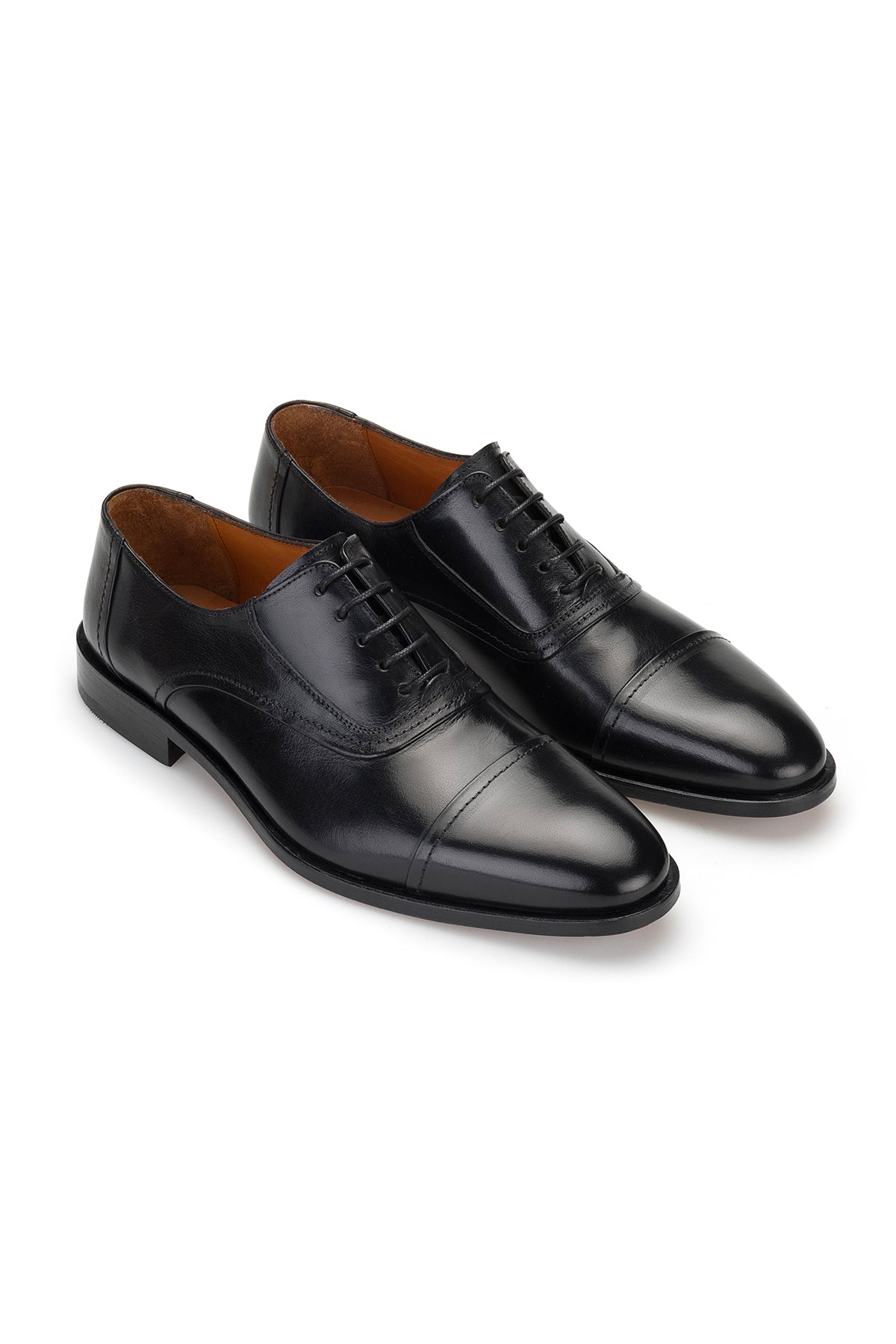 Vorderansicht der schwarzen Herren Business-Schuhe aus Rindsleder