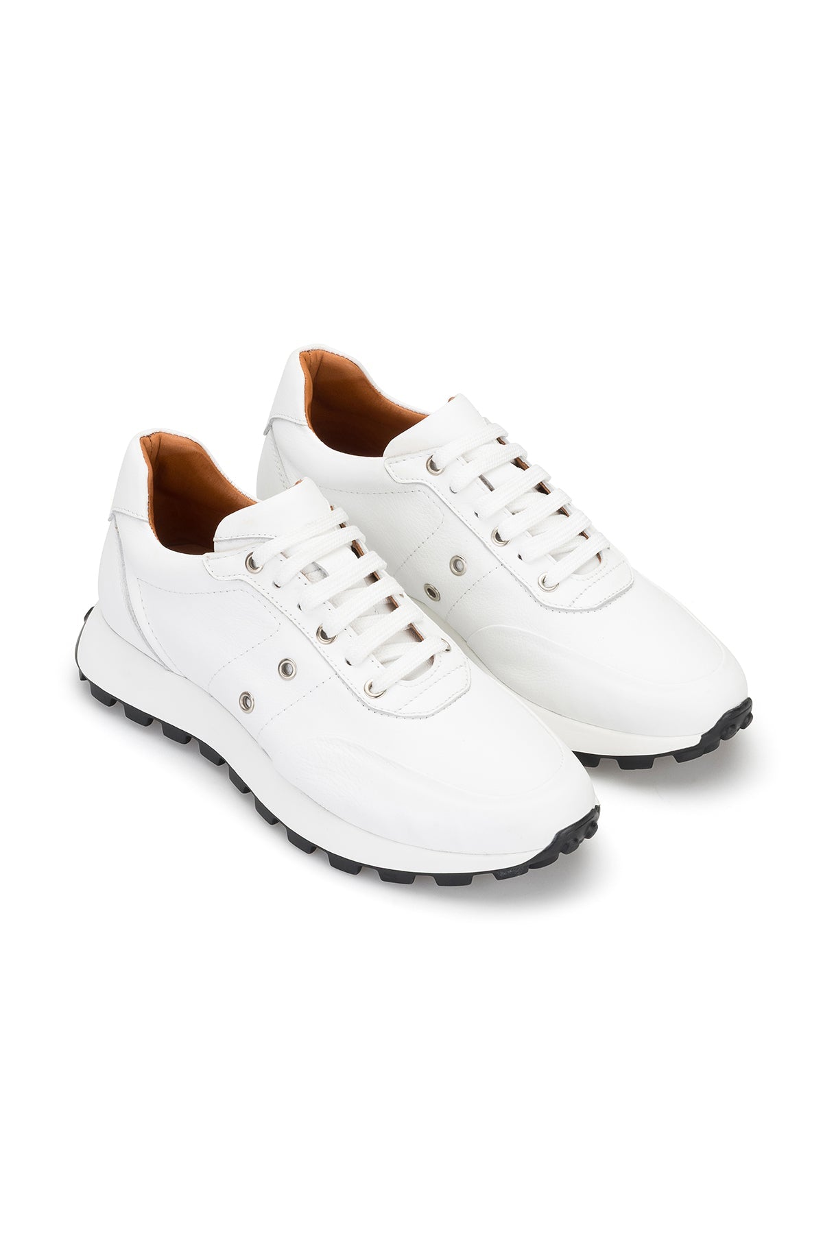 Vollansicht des weißen Designer Sneaker aus weichem Rindsleder, detailreiche Schnürung.