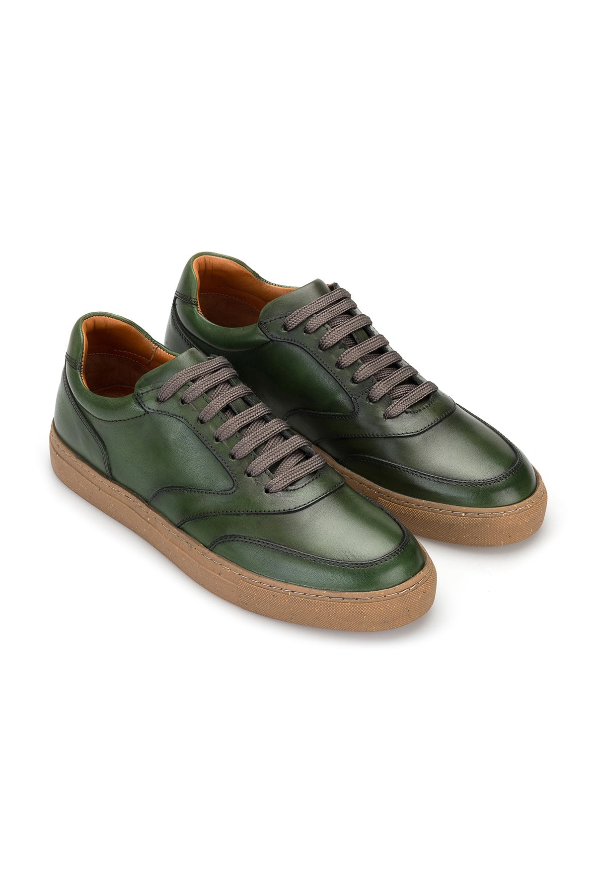Herren Designer Sneaker in Grün aus weichem Leder, Vorderansicht mit geschlossenen Schnürung