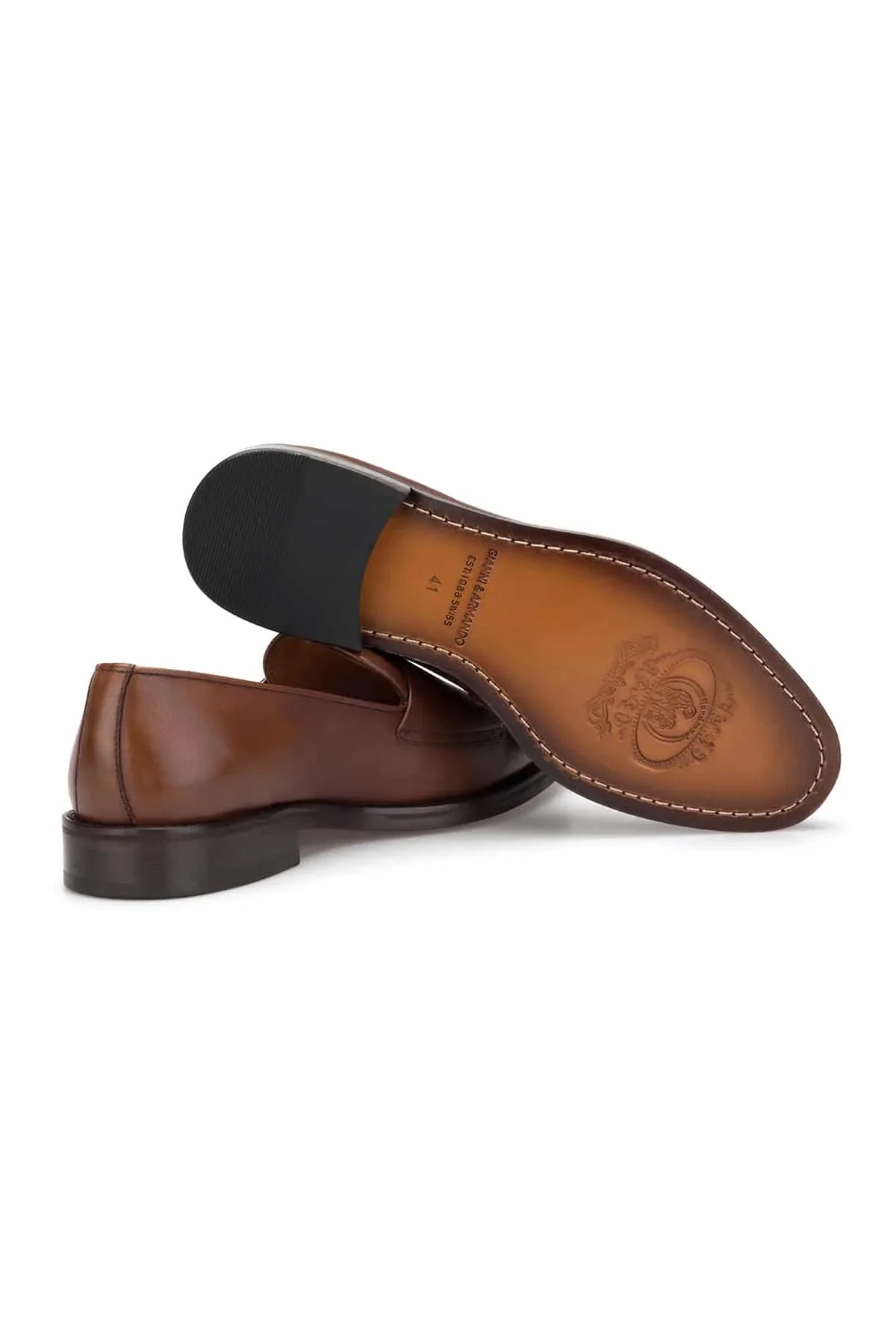 Mann trägt die Double Monk Schuhe in Camel Leder bei einem Business-Meeting