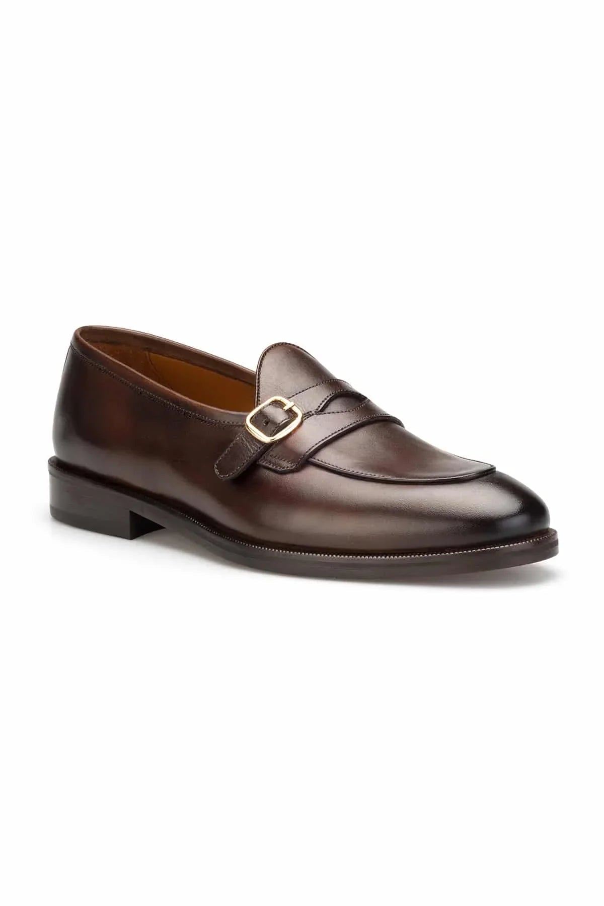 Schuh auf einem eleganten Holztisch, der klassische Business-Look in einem modernen Ambiente präsentiert