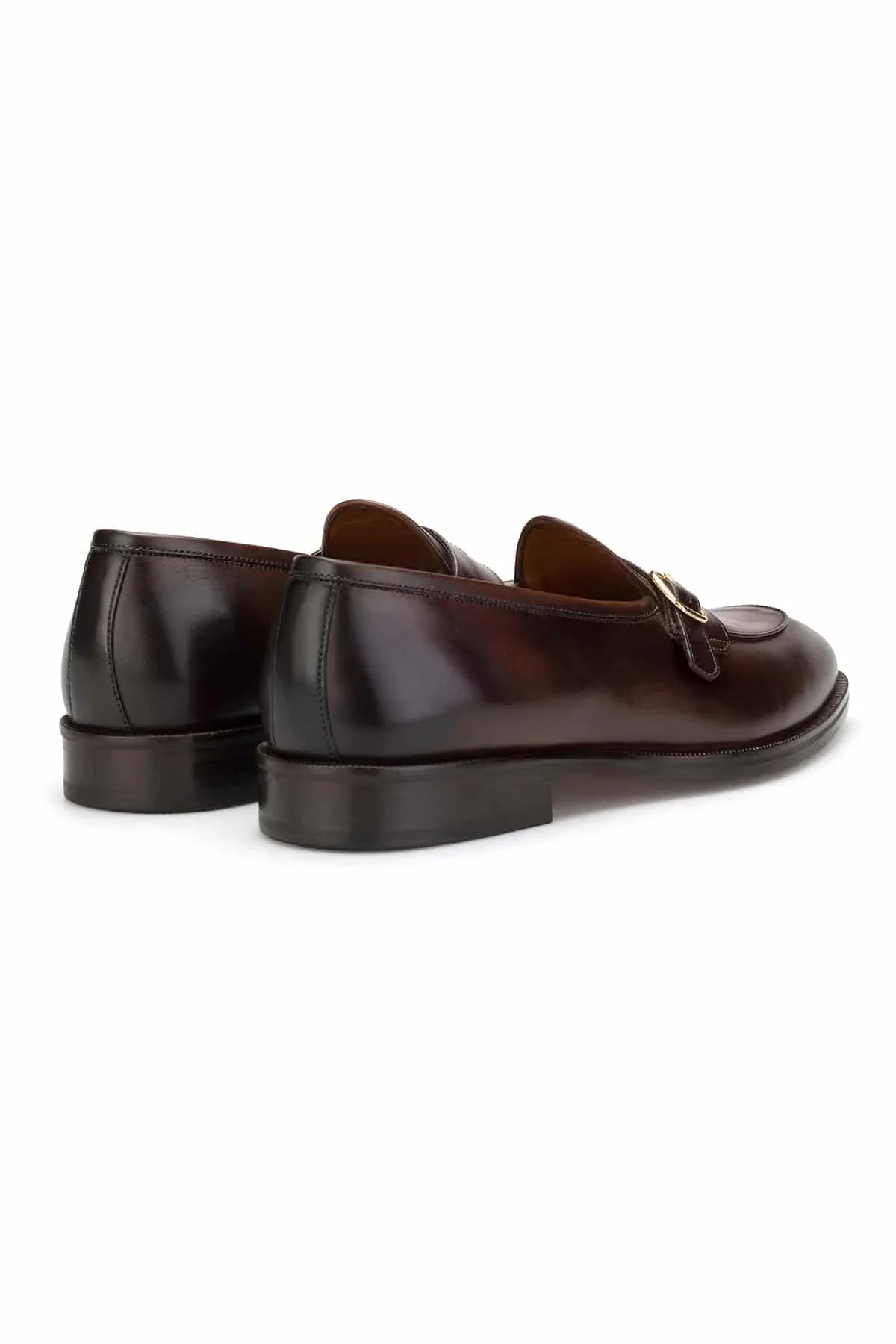 Schuh im Einsatz bei einem Geschäftsmeeting, die elegante Schnalle betont die professionelle Ausstrahlung