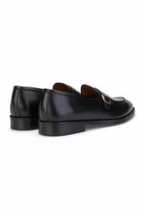 Detailaufnahme der Ledersohle eines Business-Schuhe mit 2,5 cm Absatz