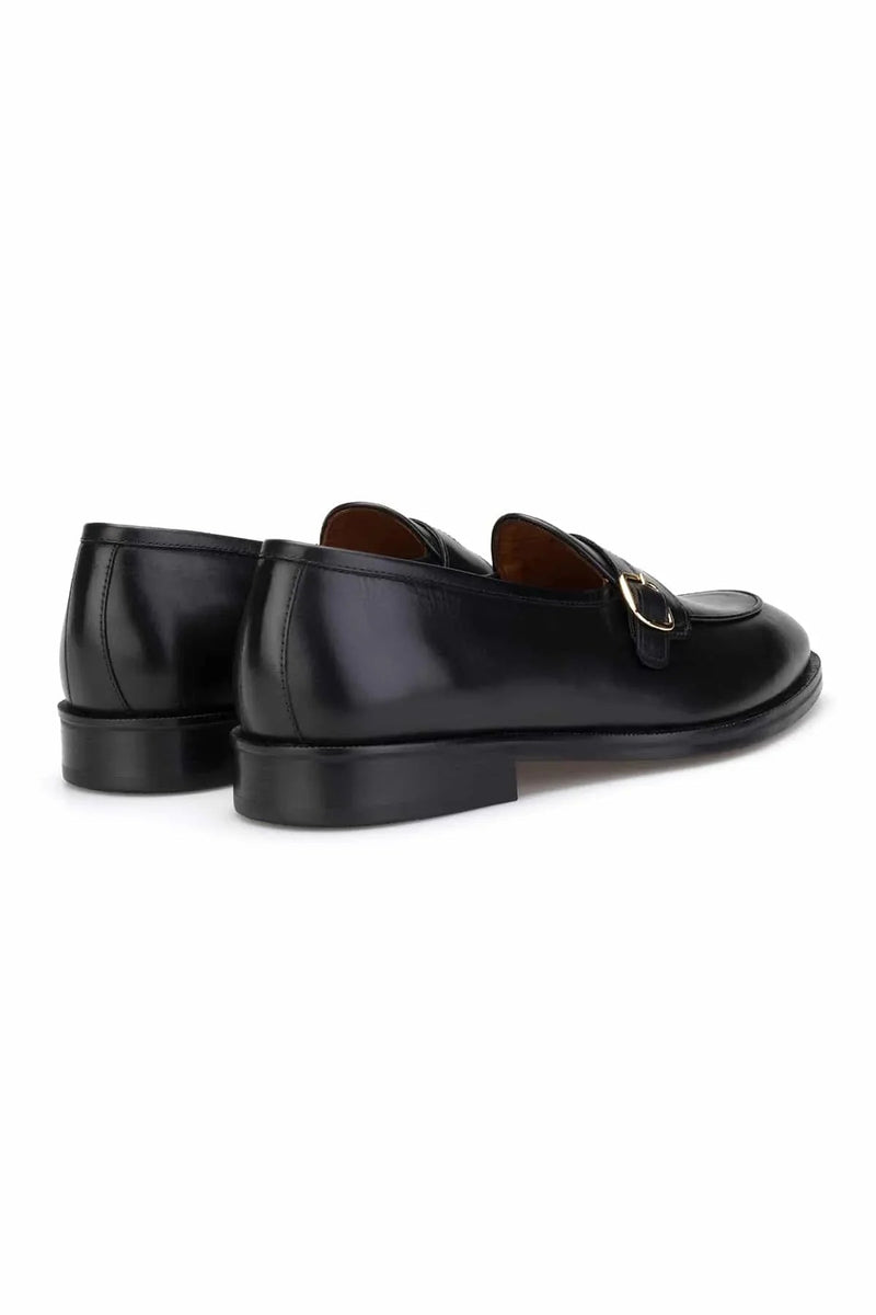 Detailaufnahme der Ledersohle eines Business-Schuhe mit 2,5 cm Absatz