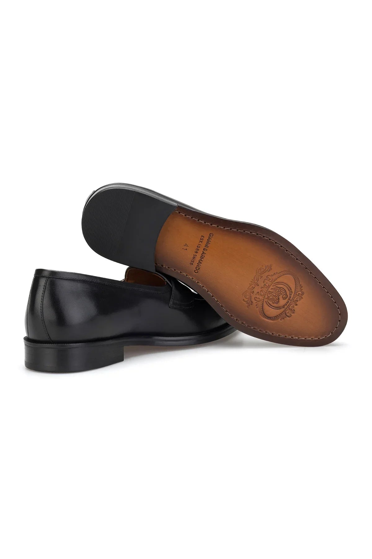 Business-Schuhe in einer stilvollen Arbeitsumgebung, kombiniert mit einem klassischen Hemd