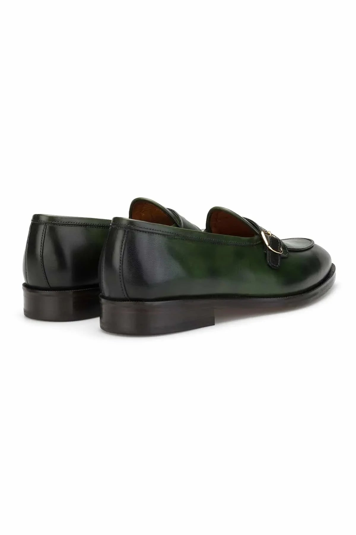 Rückansicht der Schuhe, betont die 2,5 cm Absatzhöhe und das elegante Design.
