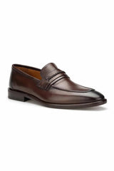 Schlüpfer auf einem eleganten Schuhständer – stilvolles Präsentationsbild