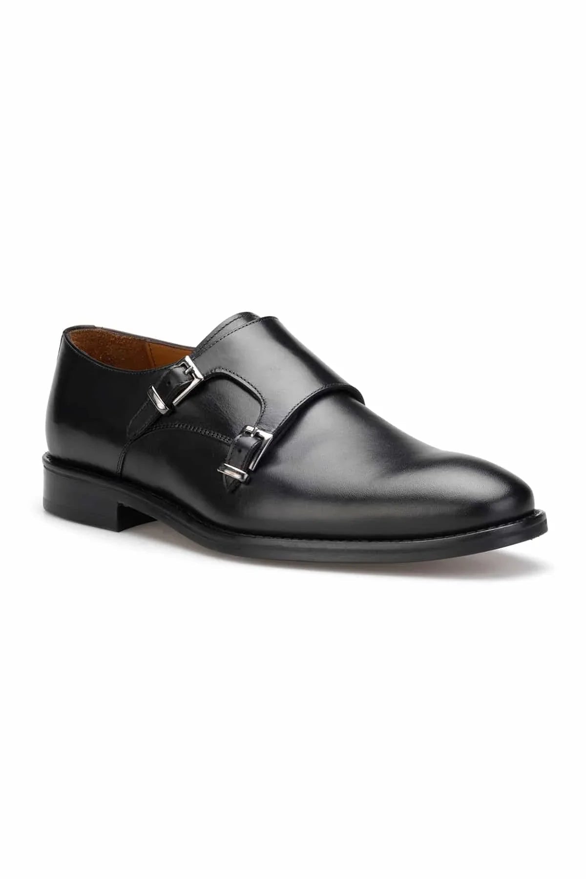 Detailaufnahme der Doppelschnalle am schwarzen Double Monk Schuh – präzise Handarbeit aus Rindsleder.