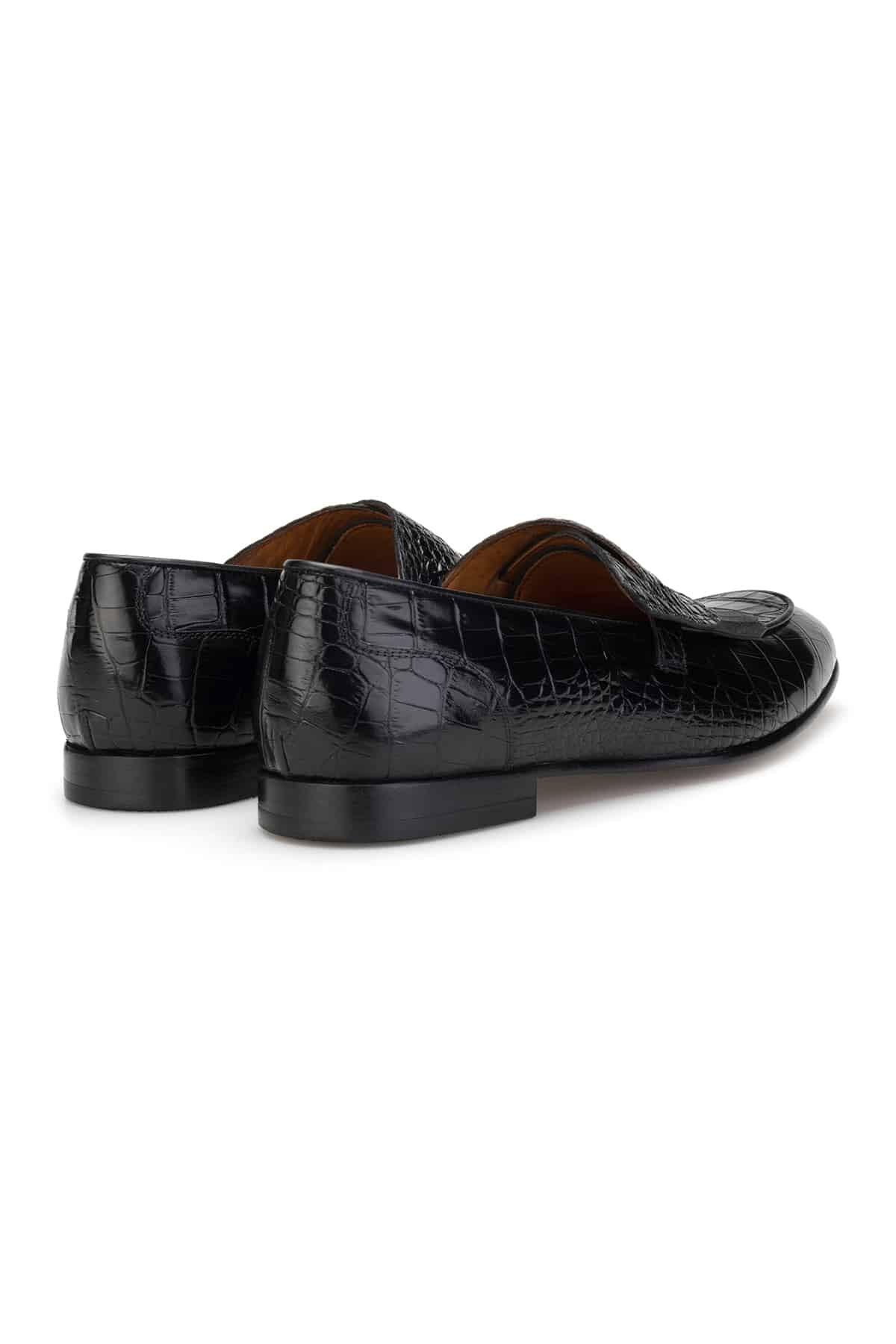 Gros plan sur la tige en cuir de vachette du mocassin.