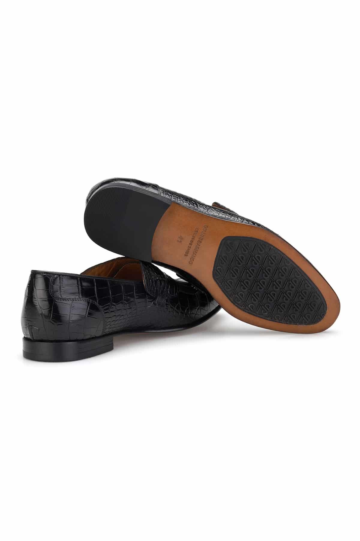 Un homme porte le mocassin noir à motif crocodile lors d'une réunion d'affaires.