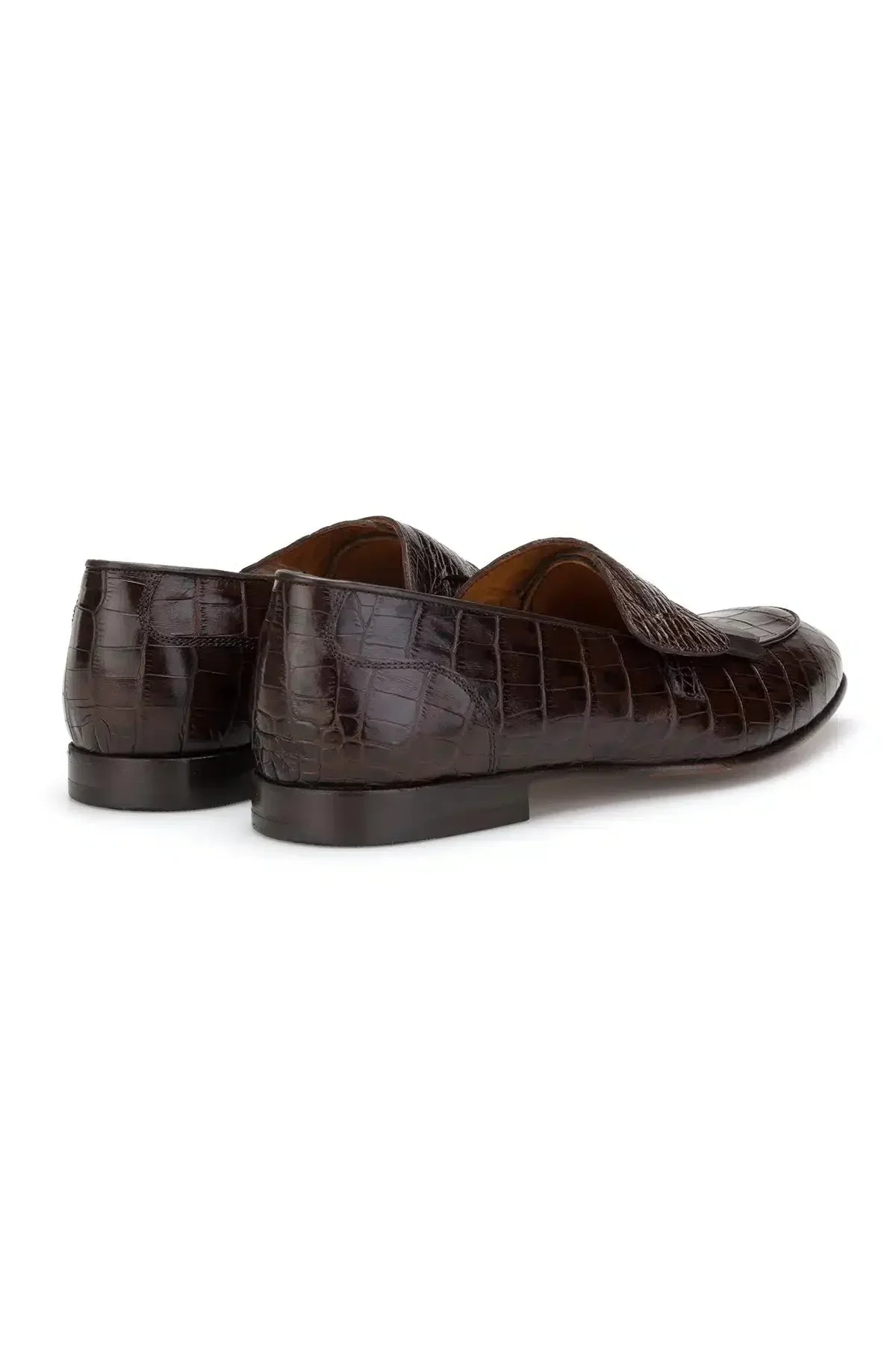Détail du motif croco – texture fine sur la tige du mocassin