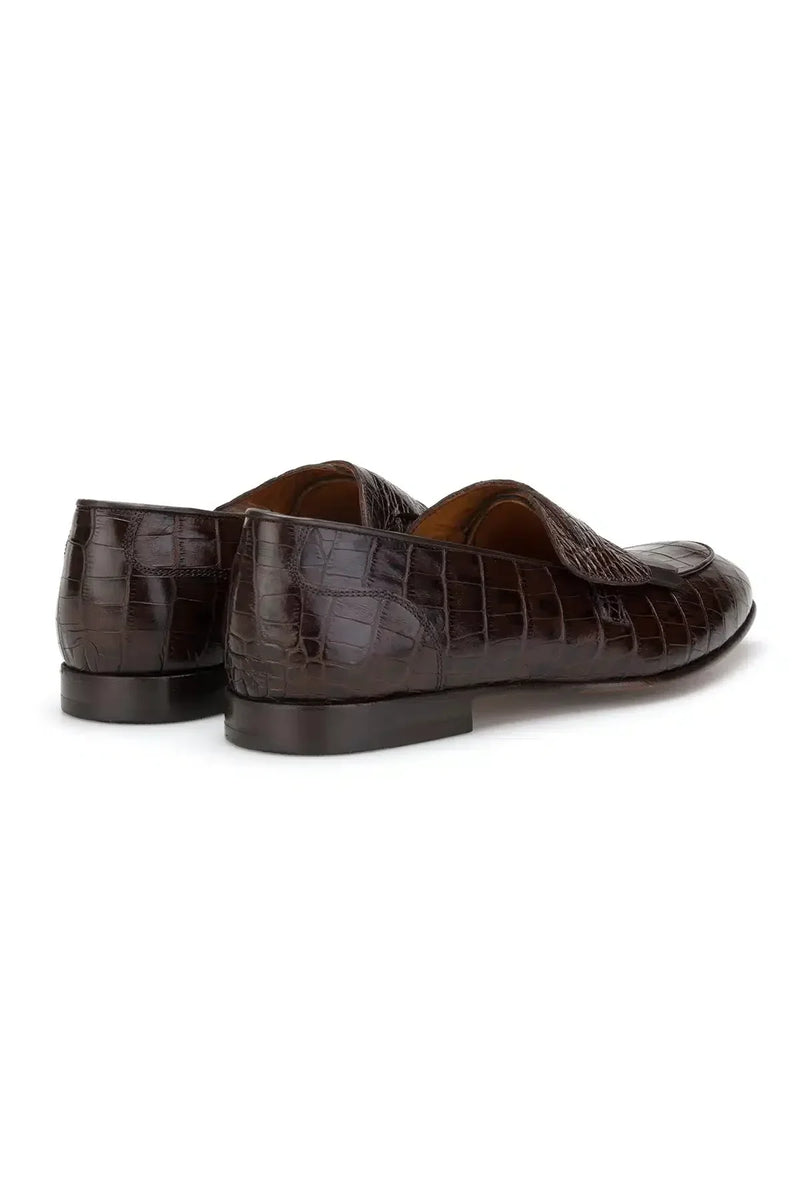 Detail des Krokodilmusters – feine Textur auf dem Obermaterial des Loafers