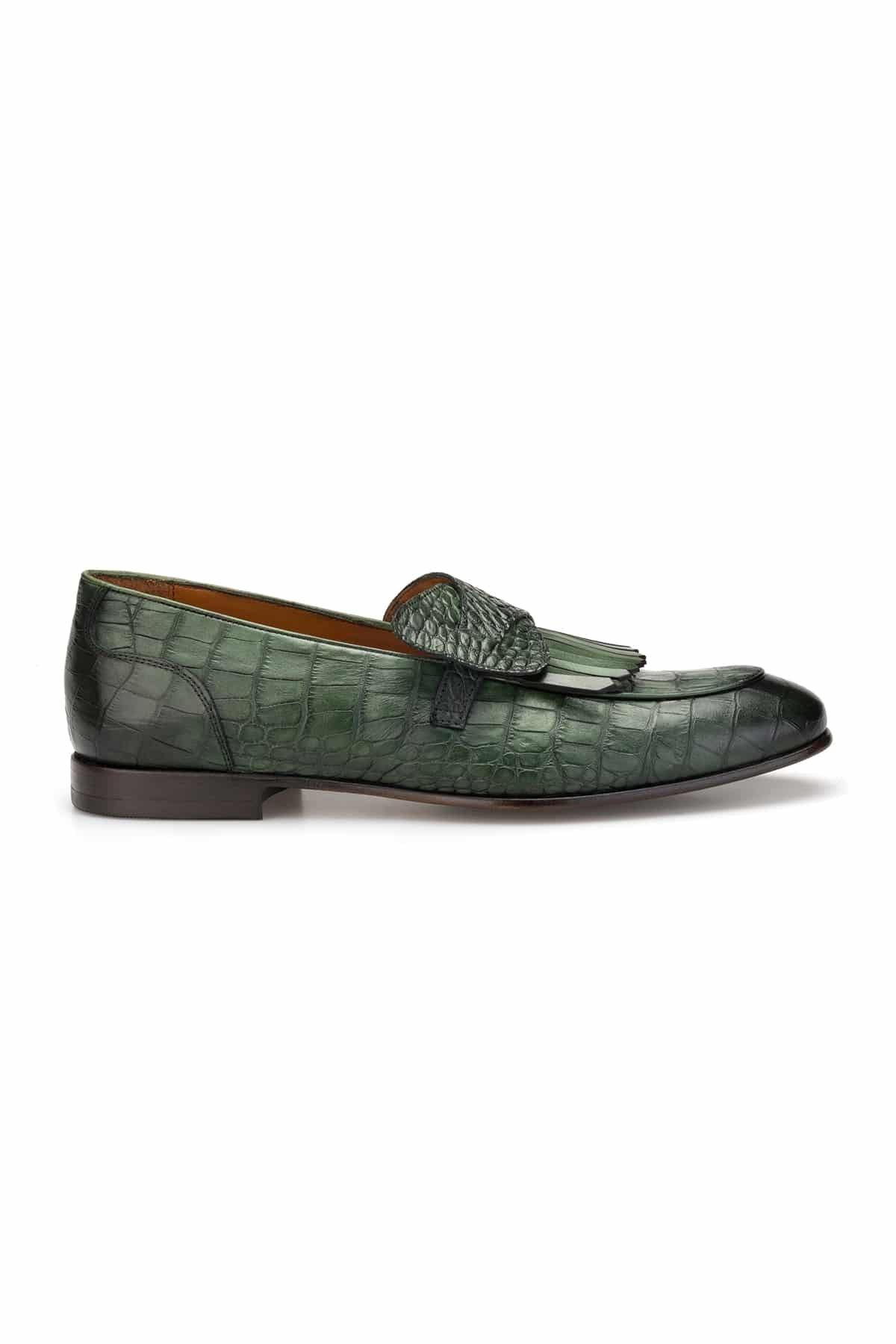 Gros plan sur le motif croco embossé de la tige de la chaussure mocassin