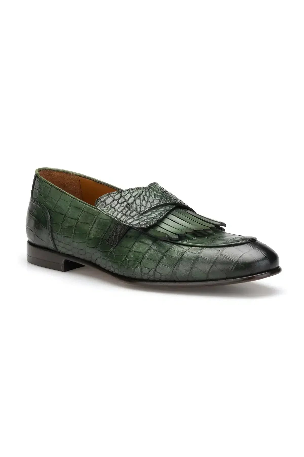 Vue de face de la chaussure mocassin avec cuir mat et semelle en caoutchouc
