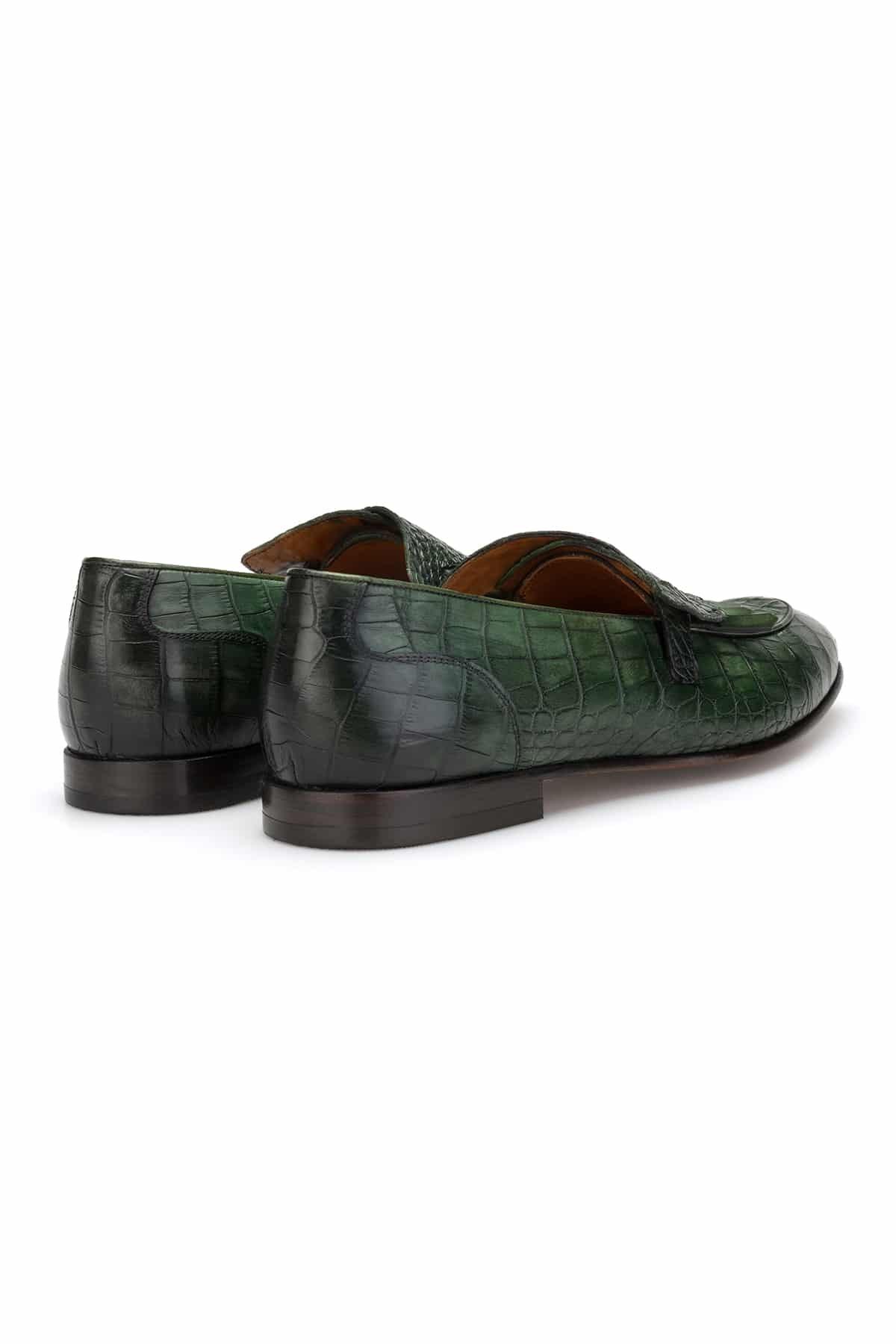 Vue détaillée de profil du bout rond et du fermoir slipper de la chaussure mocassin