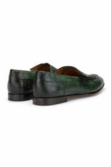 Seitliche Detailansicht der runden Spitze und des Schlittenverschlusses des Loafer Schuhs