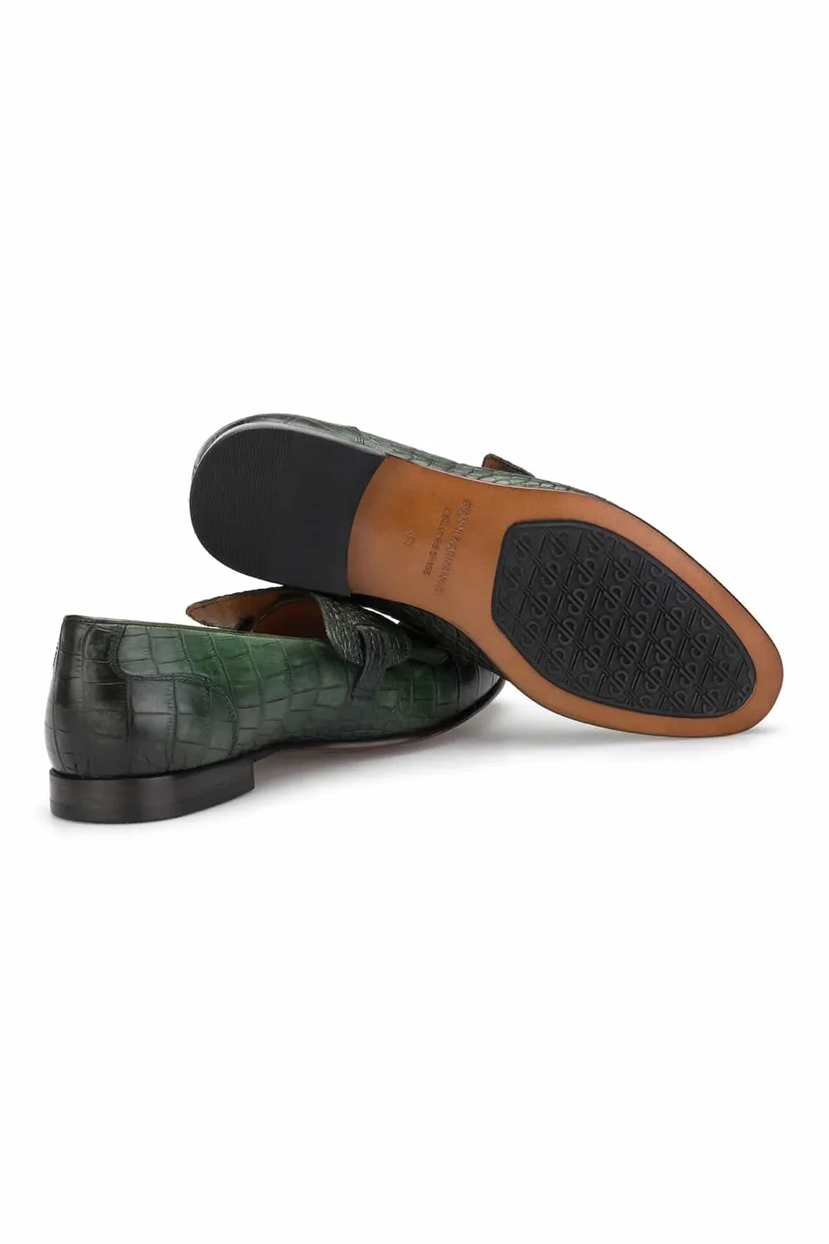 Vue de face de la chaussure mocassin en vert, montrant le travail artisanal et le cuir de haute qualité