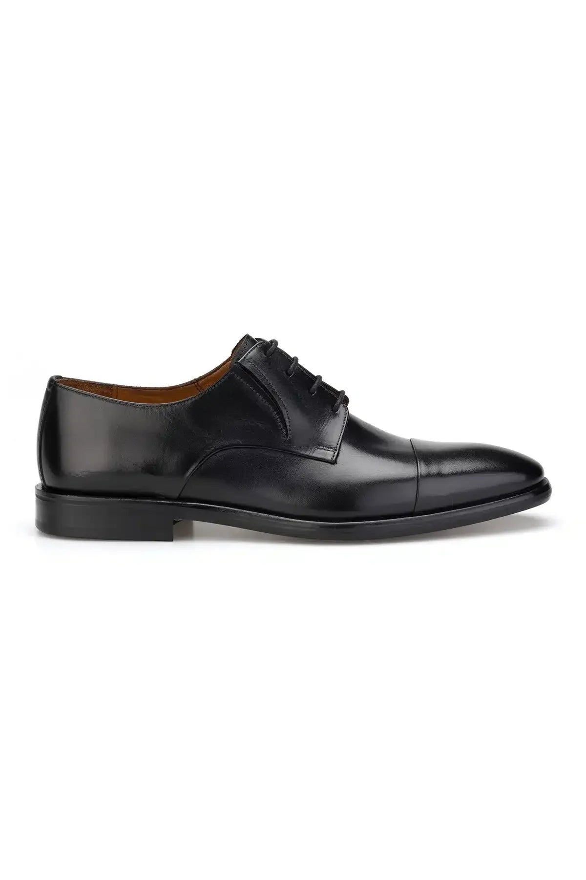 Nahaufnahme der Lederlaufsohle mit 3 cm Absatzhöhe der Herren Business-Schuhe