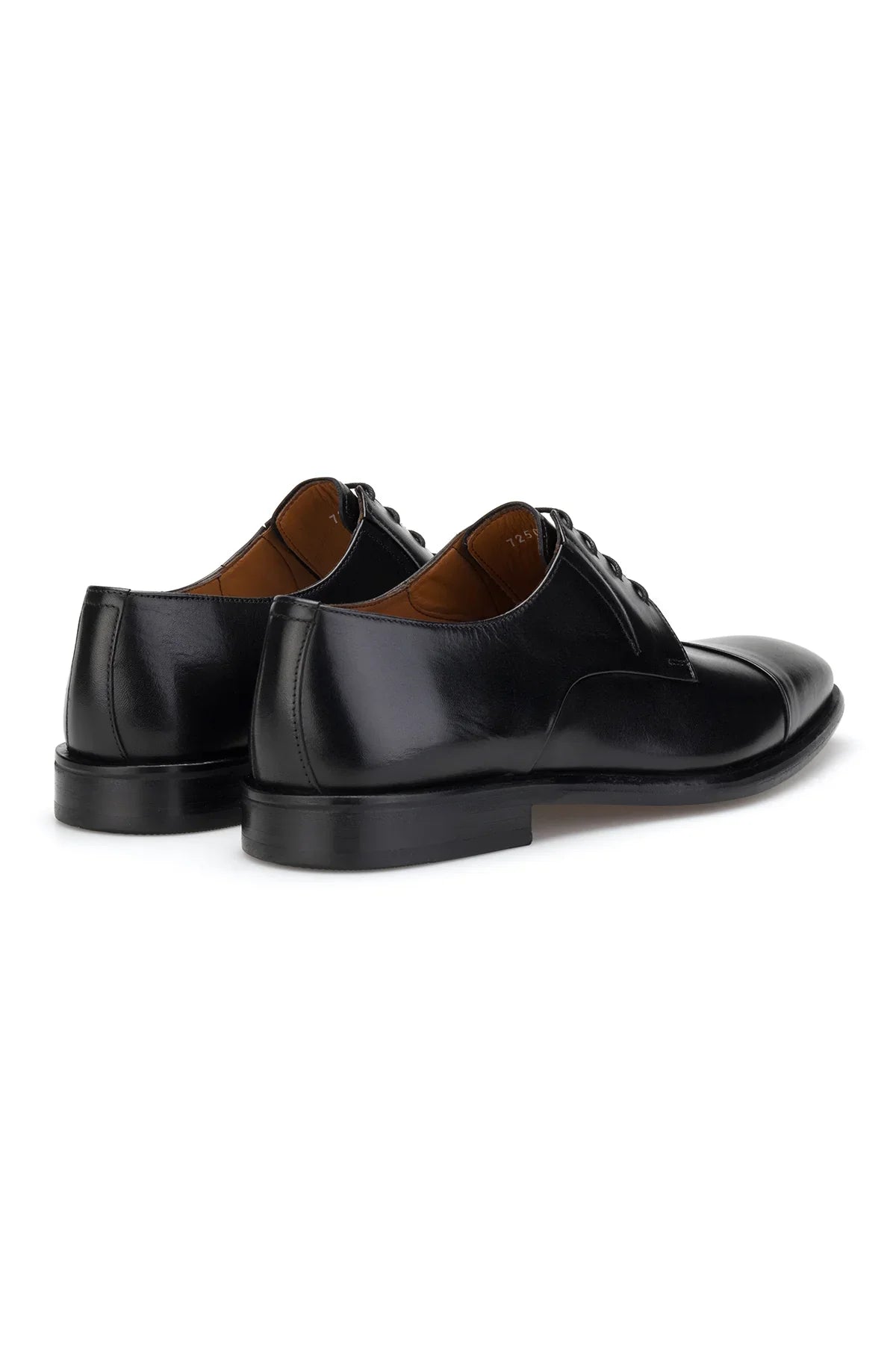 Seitliche Detailaufnahme der Lederdecksohle und feinen Schnürung der Business-Schuhe