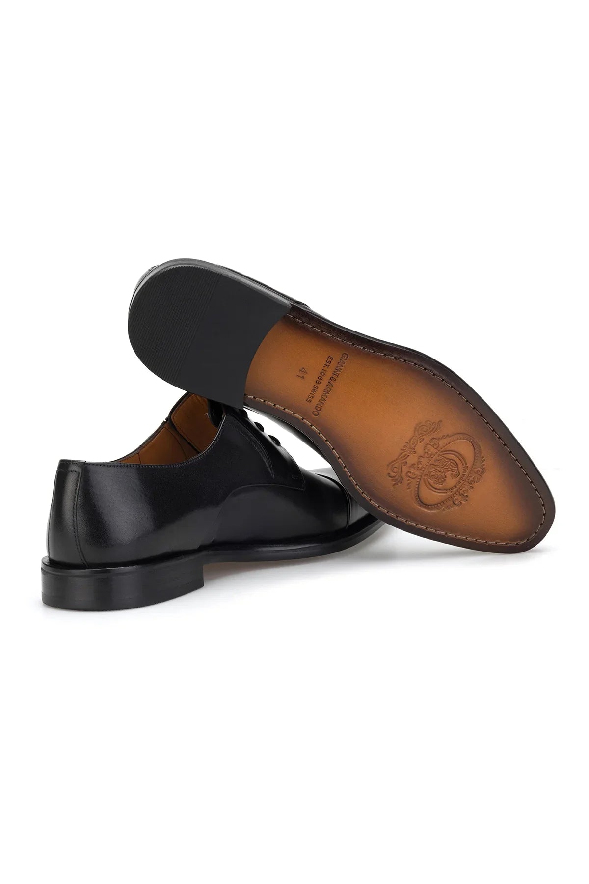 Nahaufnahme des matten Lederoberteils der schwarzen Herren Business-Schuhe