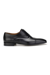 Schwarzes Business-Schnürschuhmodell mit klassischer Spitzspitze.