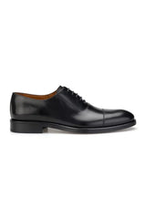 Nahaufnahme der Lederlaufsohle der handgefertigten Business-Schuhe
