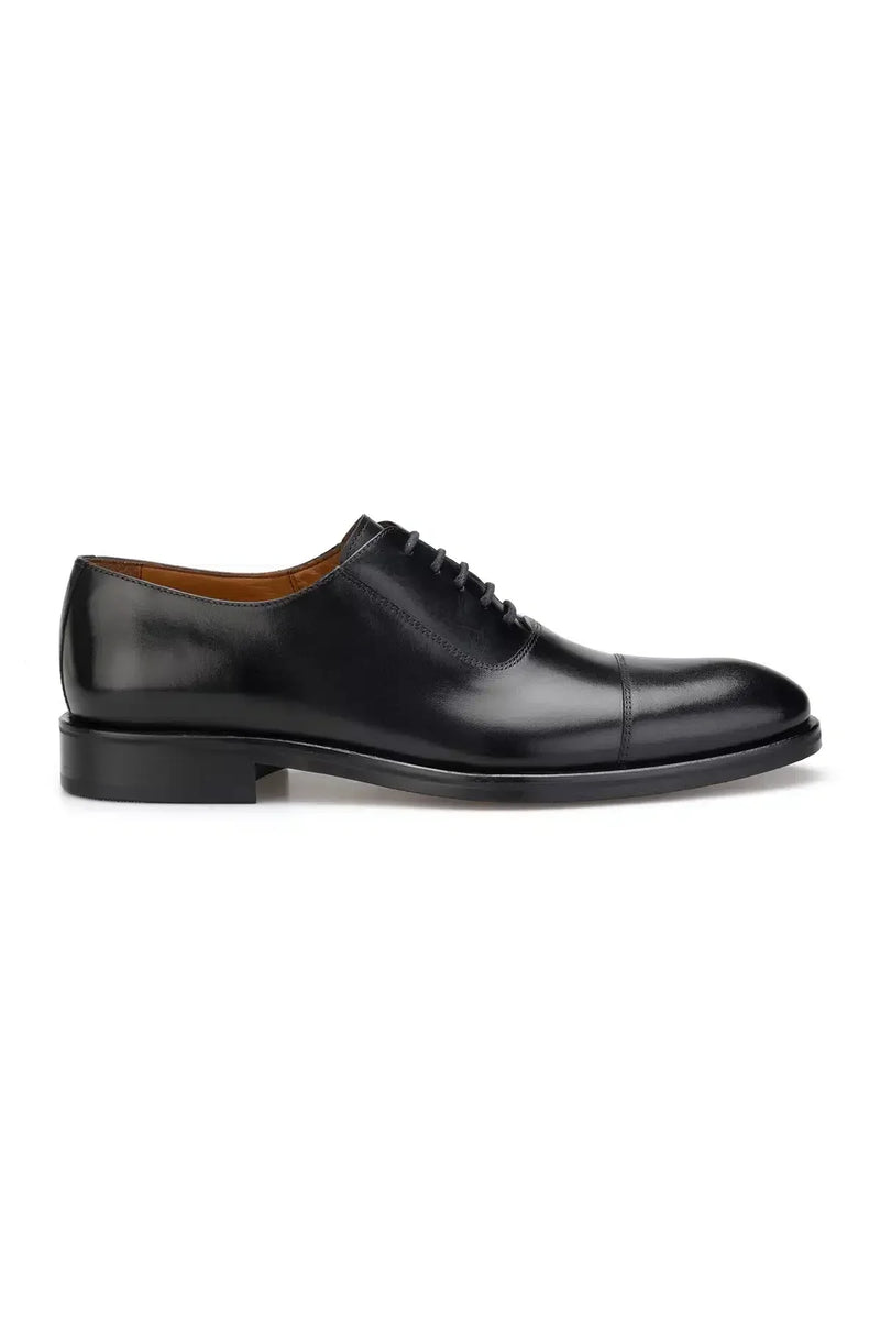 Nahaufnahme der Lederlaufsohle der handgefertigten Business-Schuhe