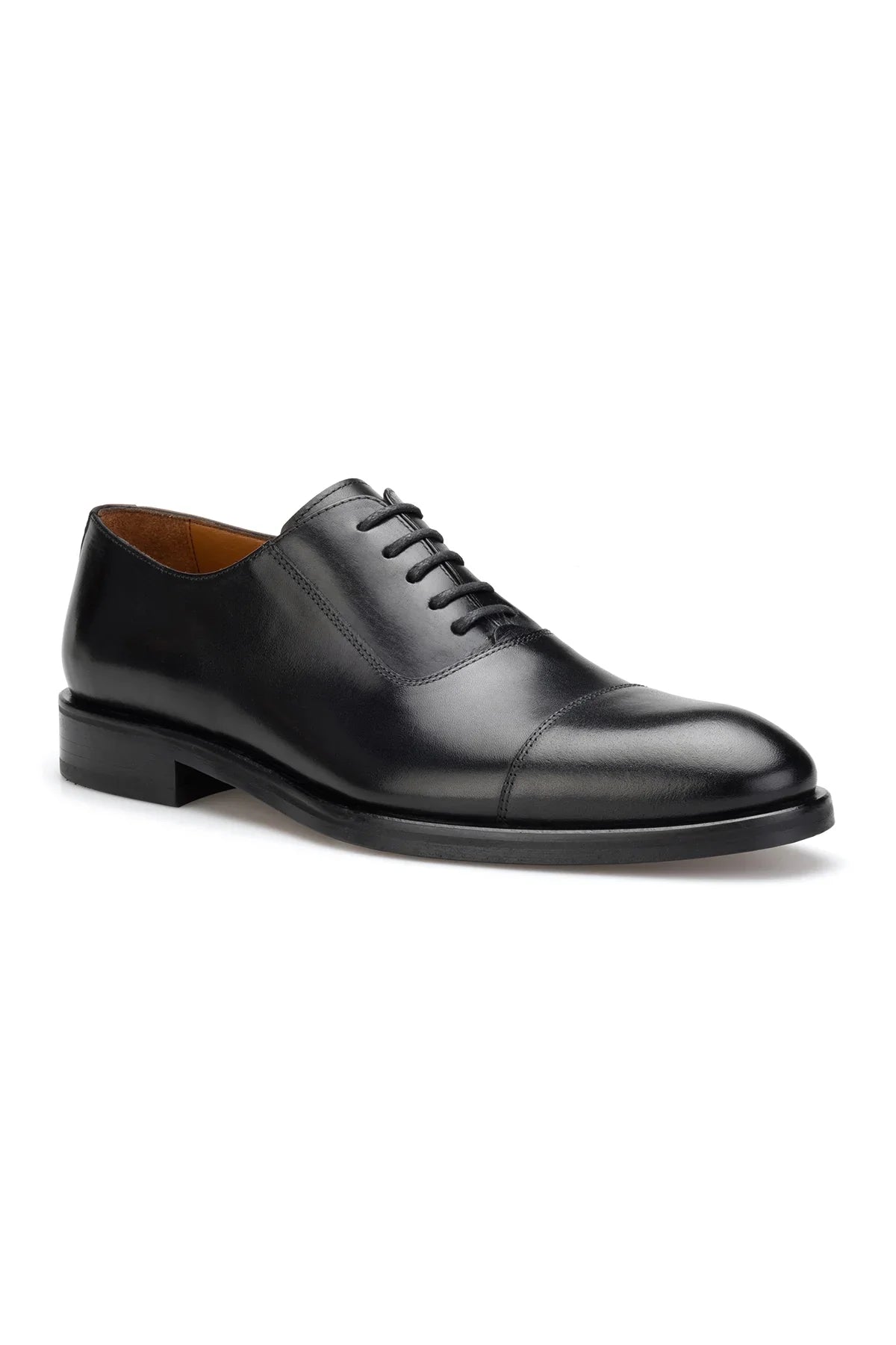 Rückansicht der schwarzen Business-Schuhe mit markanter Absatzhöhe von 3 cm