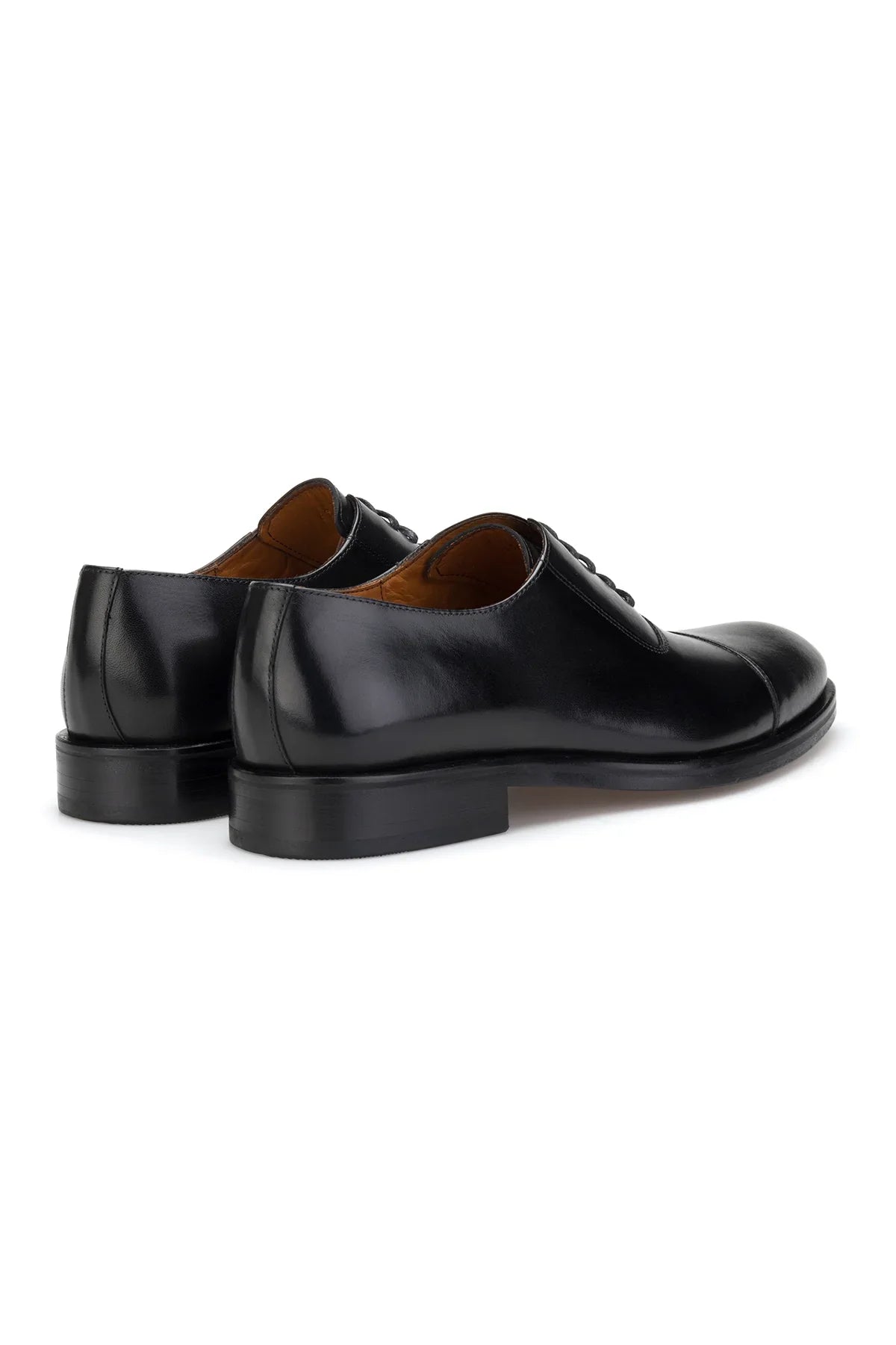 Detailaufnahme der feinen Nähte und matten Lederoberfläche der Business-Schuhe