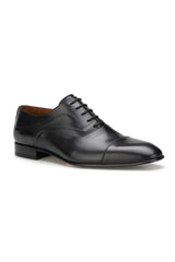 Schuh im Einsatz: Herren trägt den Business-Schuh auf einem formellen Meeting, stilvoll und professionell.
