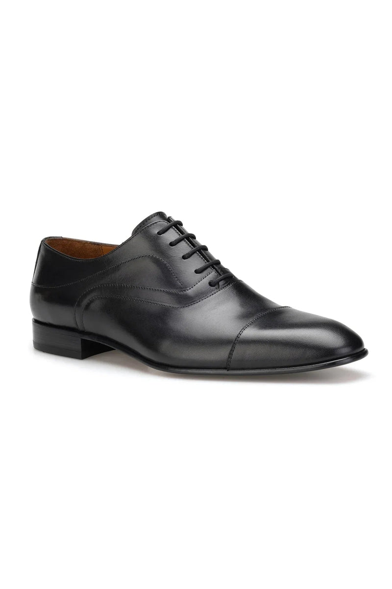 Schuh im Einsatz: Herren trägt den Business-Schuh auf einem formellen Meeting, stilvoll und professionell.