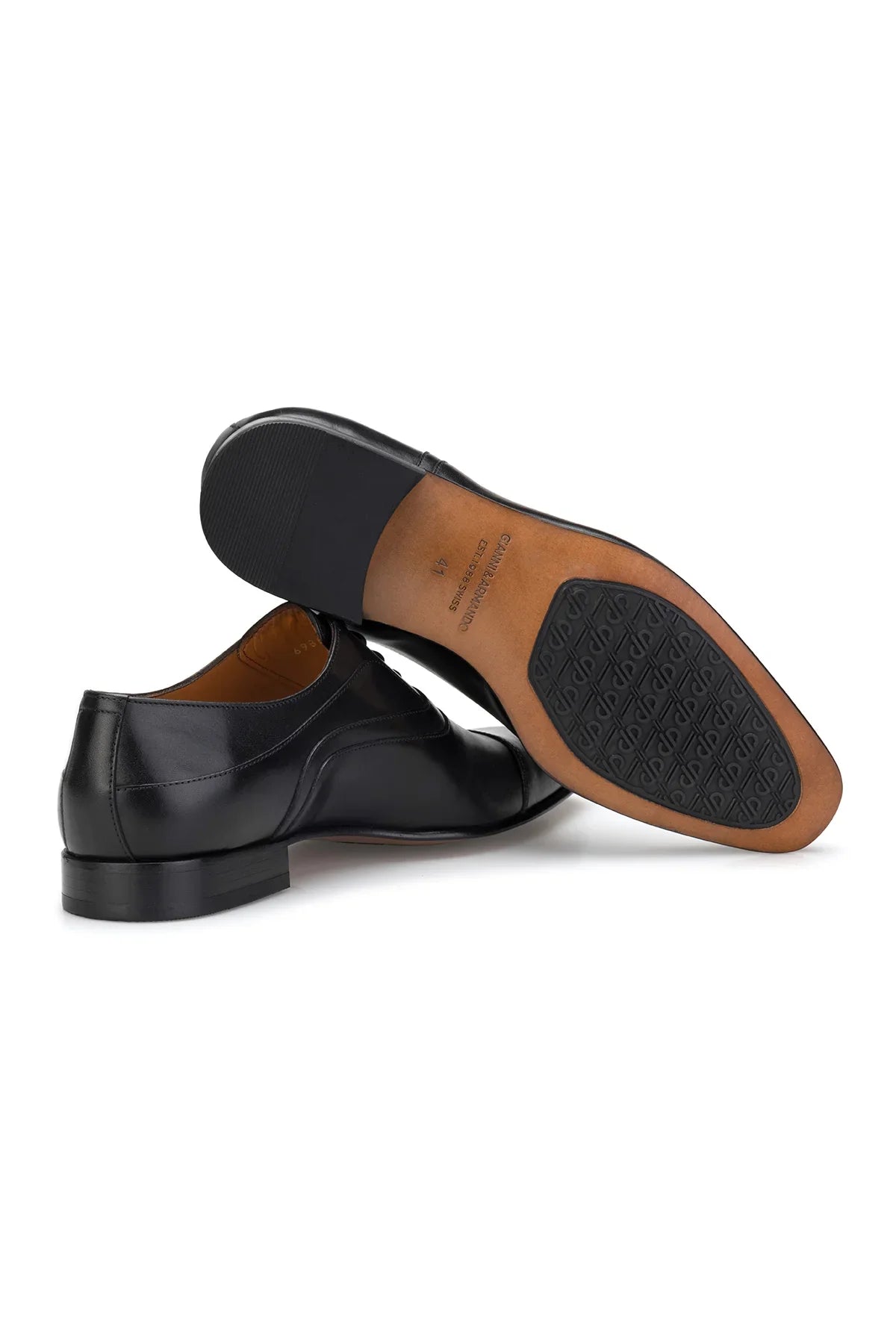Schuh auf einem eleganten Holztisch, betont das matte Leder und die klassische Silhouette.