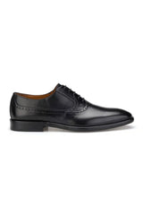 Nahaufnahme des Rindsleder-Obermaterials der Business-Schuhe – feine Maserung sichtbar
