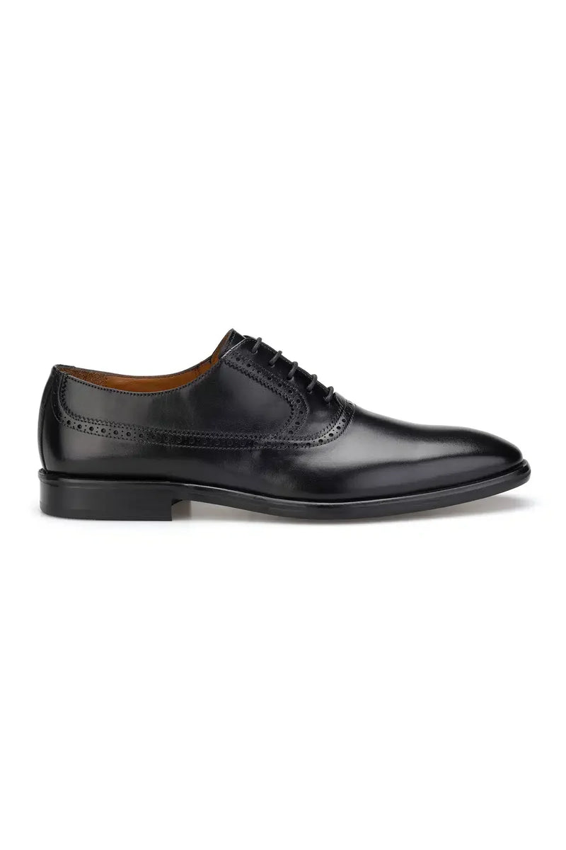 Nahaufnahme des Rindsleder-Obermaterials der Business-Schuhe – feine Maserung sichtbar